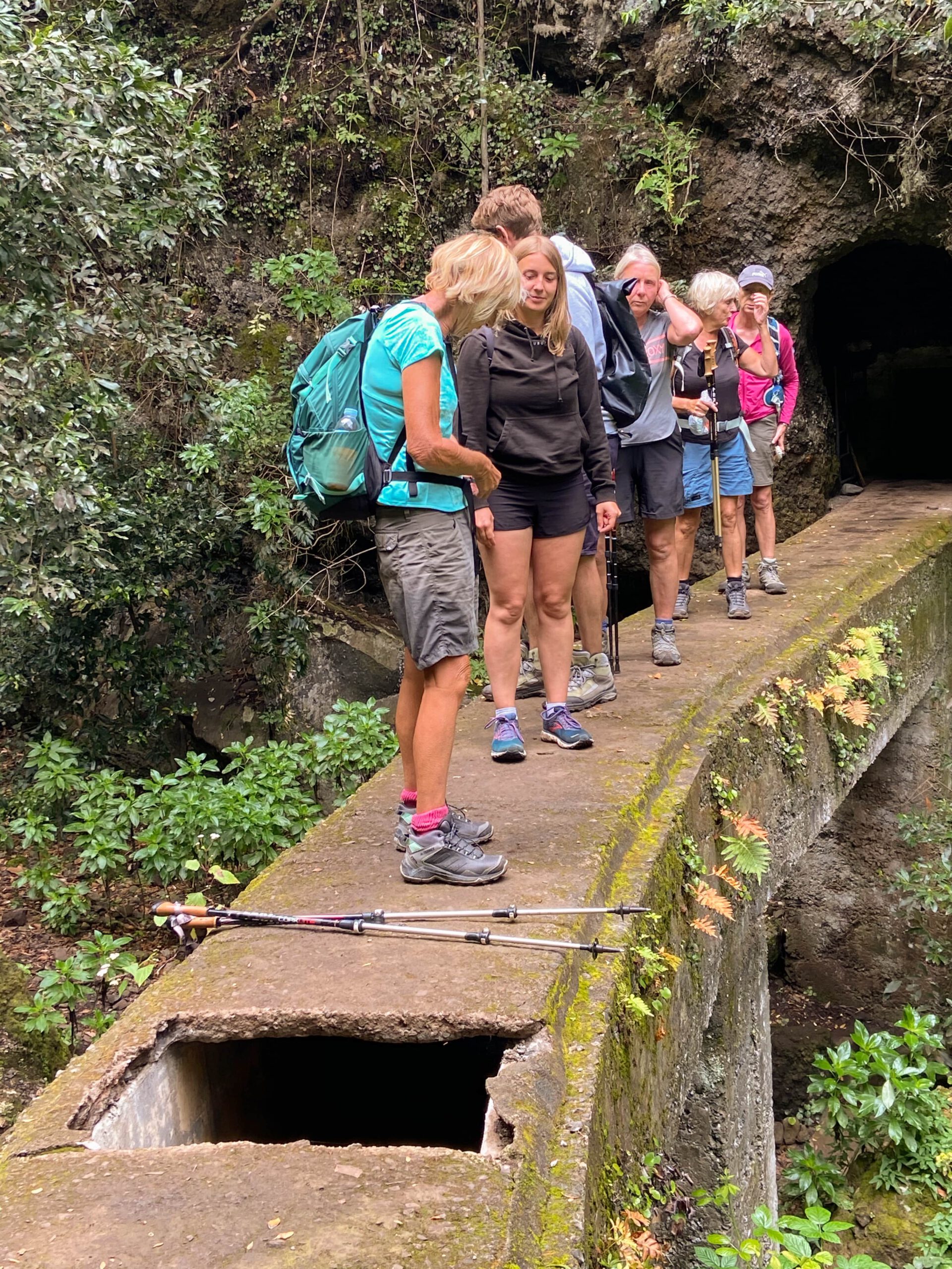 Tunnelausgang mit Wanderern