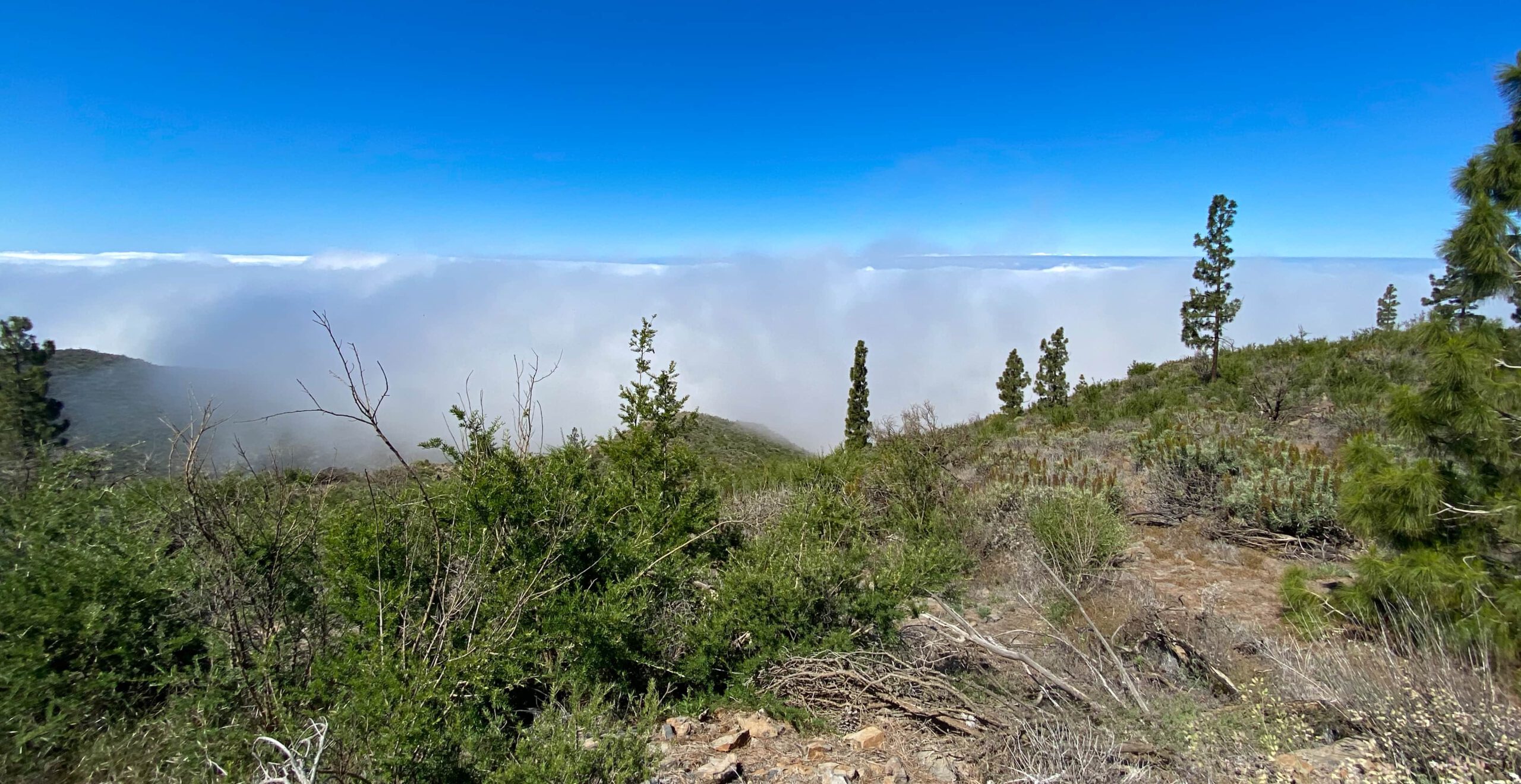 Wandern über den Wolken zurück nach Chirche