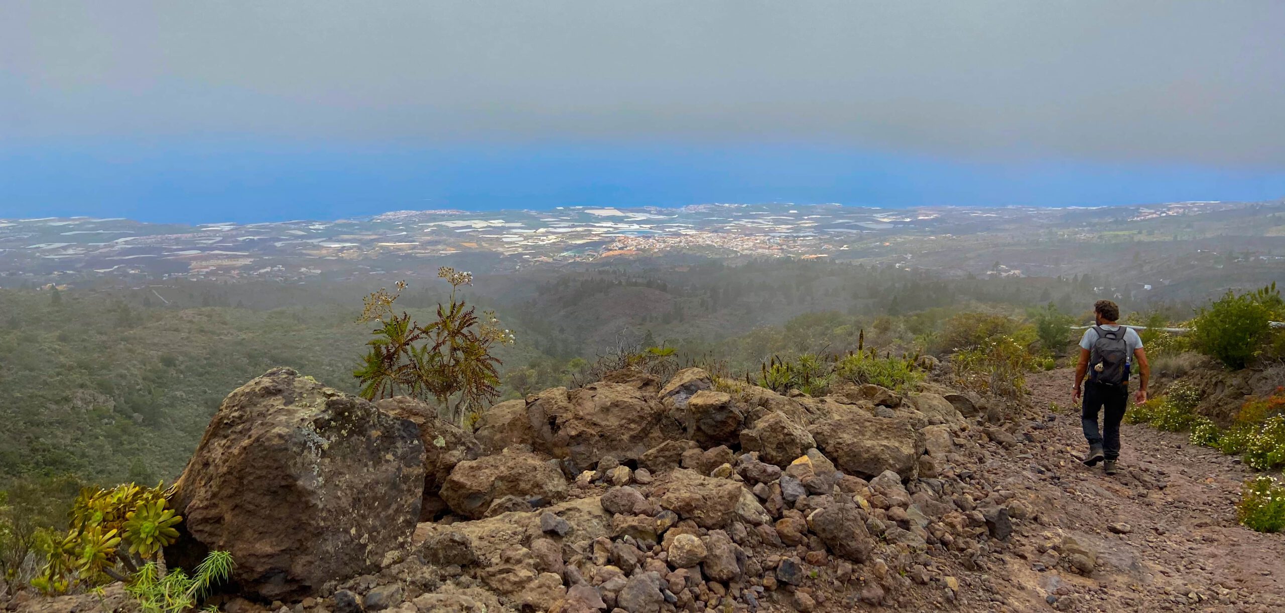 Blick auf dem Rückweg unter den Wolken auf die Küste