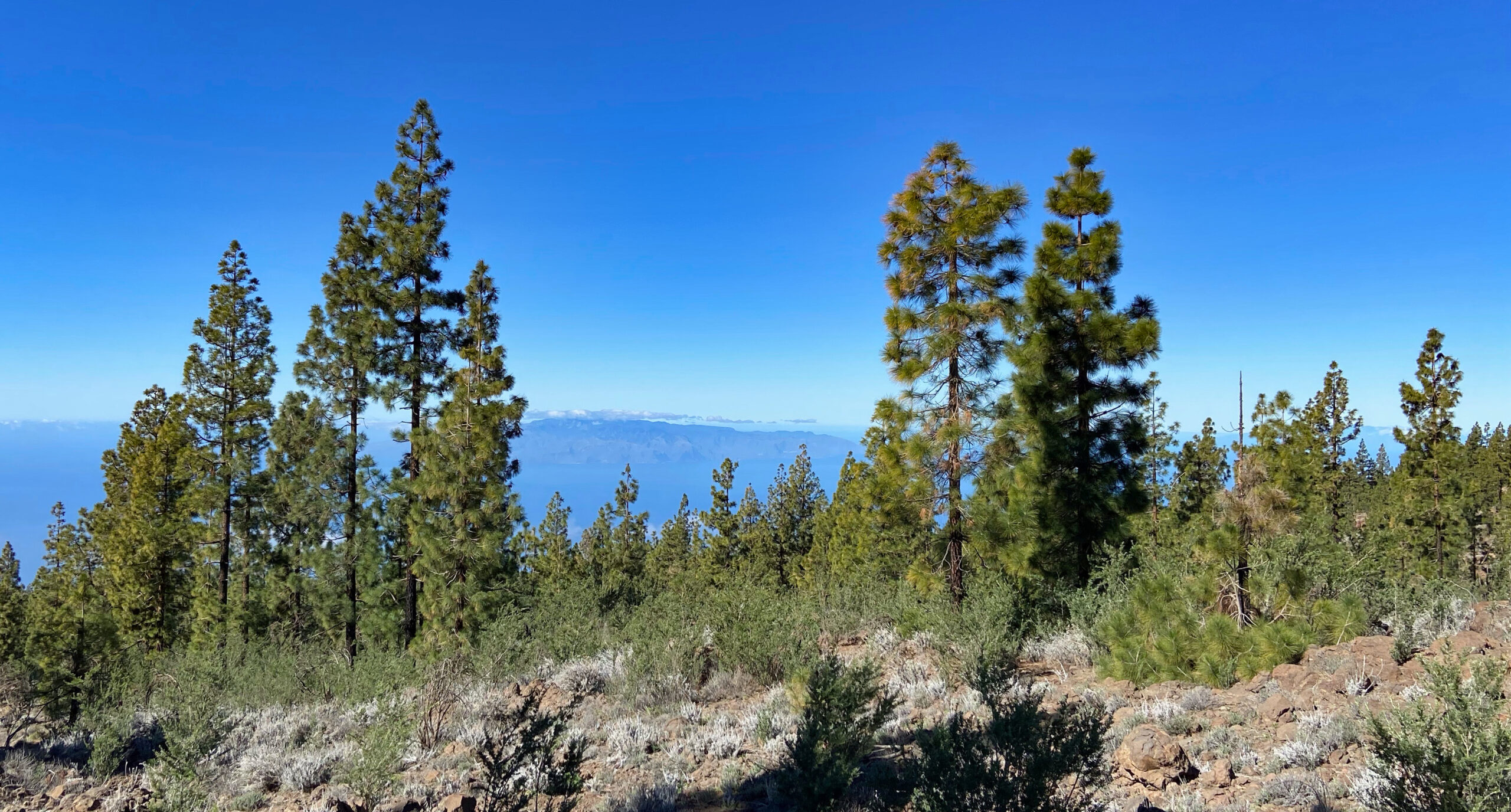 Blick vom Wanderweg auf die Nachbarinsel La Gomera