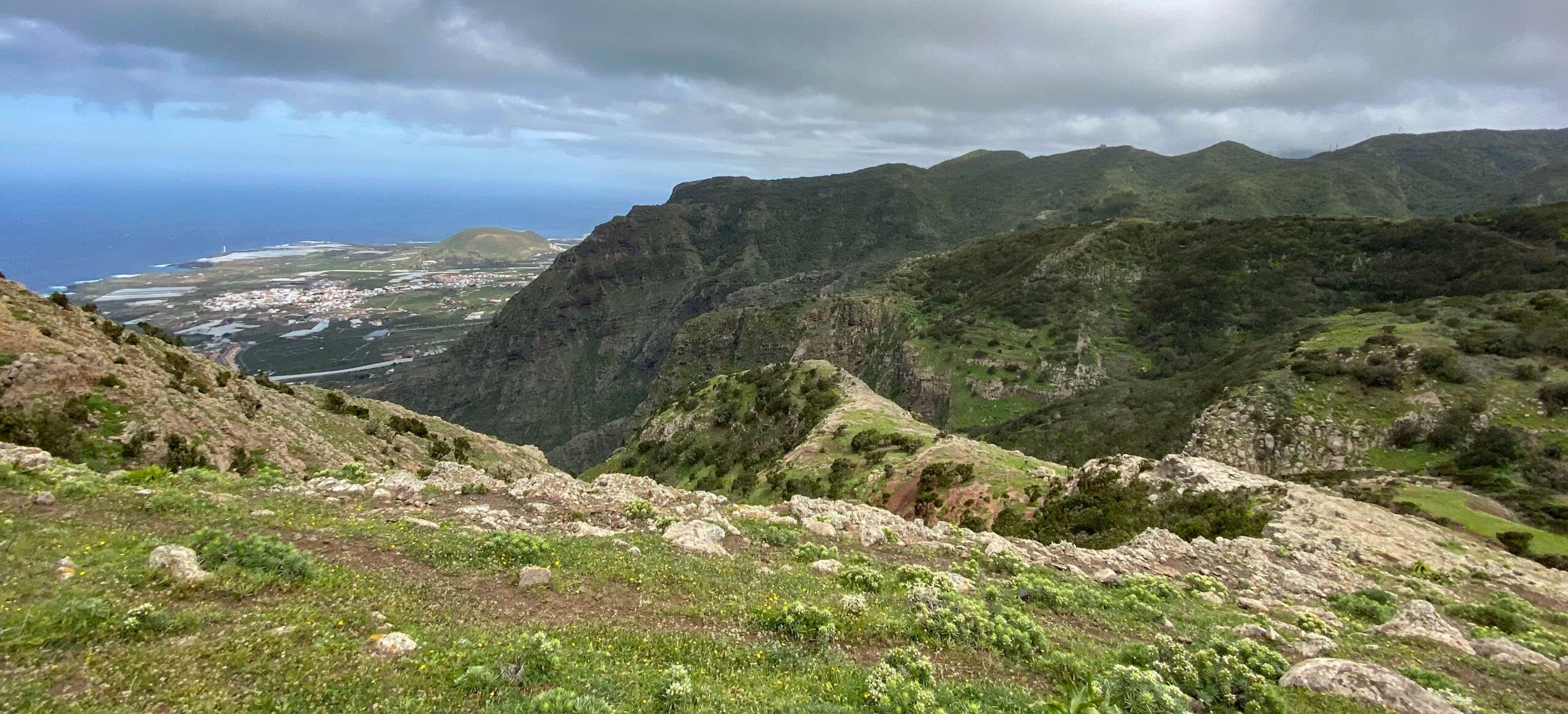 Blick aus der Höhe auf die Nordküste und den Aufstiegsweg