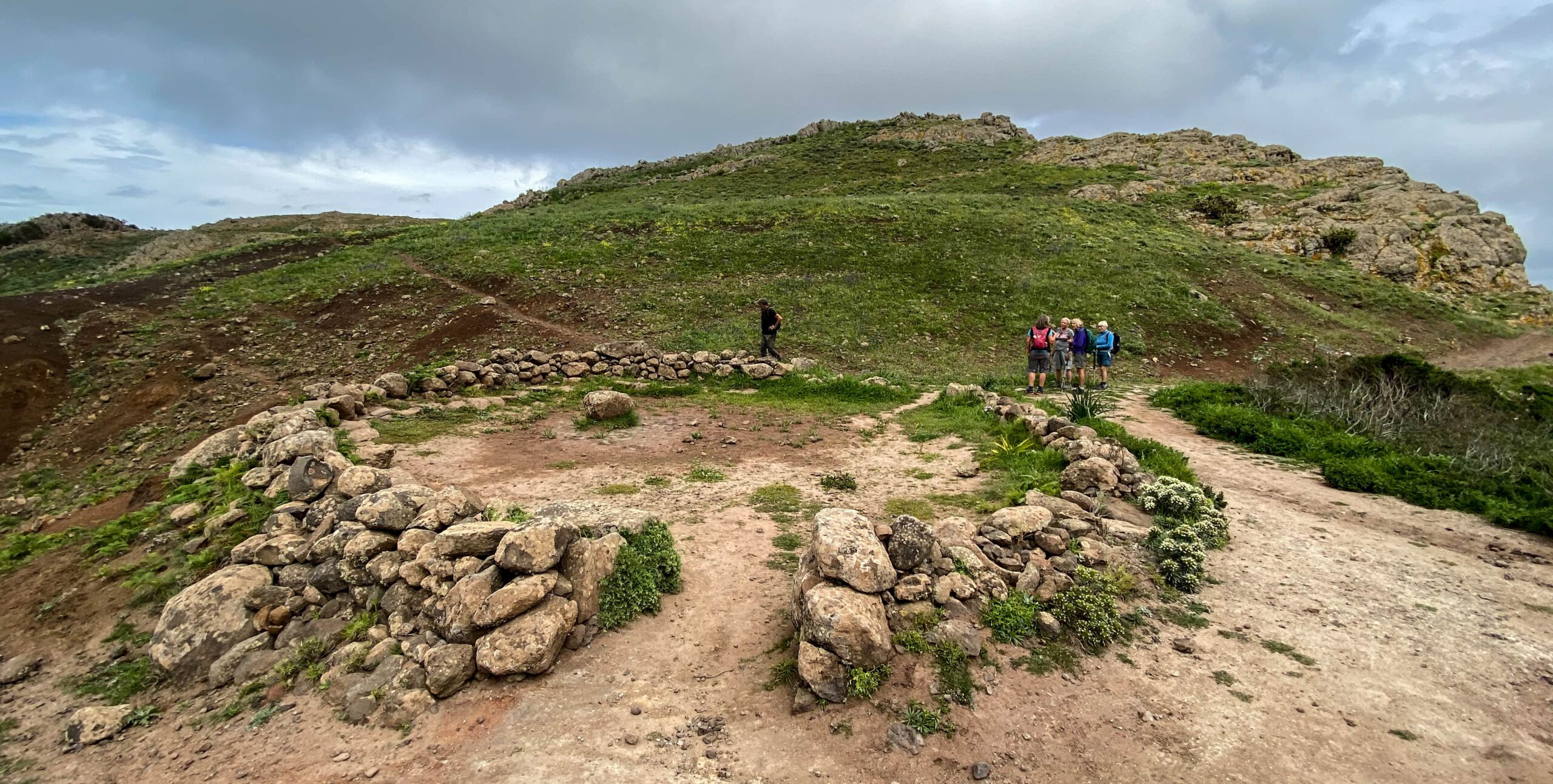 Steinkreise am Abzweig zum Wanderweg Abbruchkante