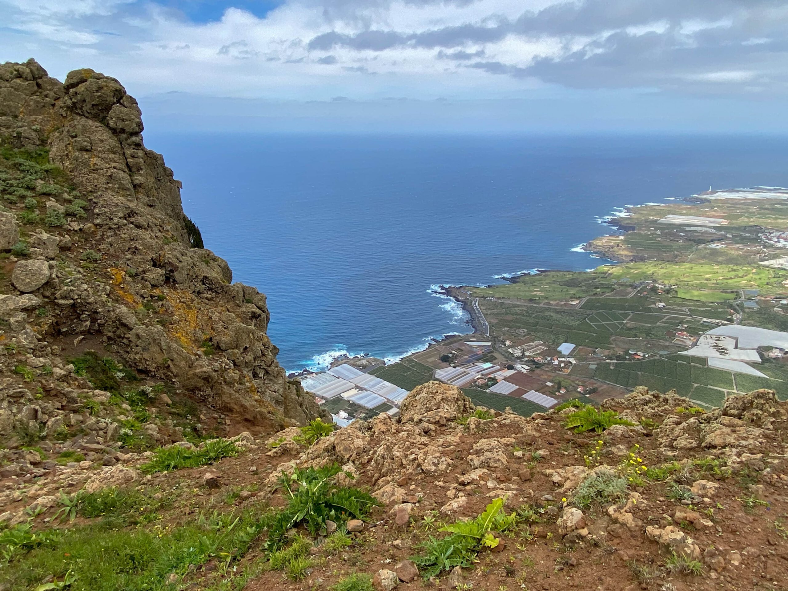 Blick von der Abbruchkante über die Nordküste von Teneriffa