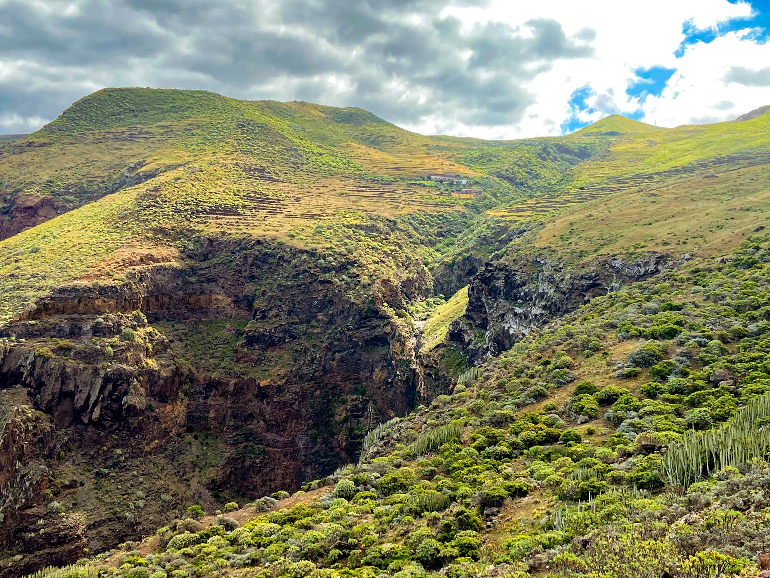 Grüne Höhen, tiefe Schluchten und wunderschöne Wanderwege durch eine beeindruckende Natur