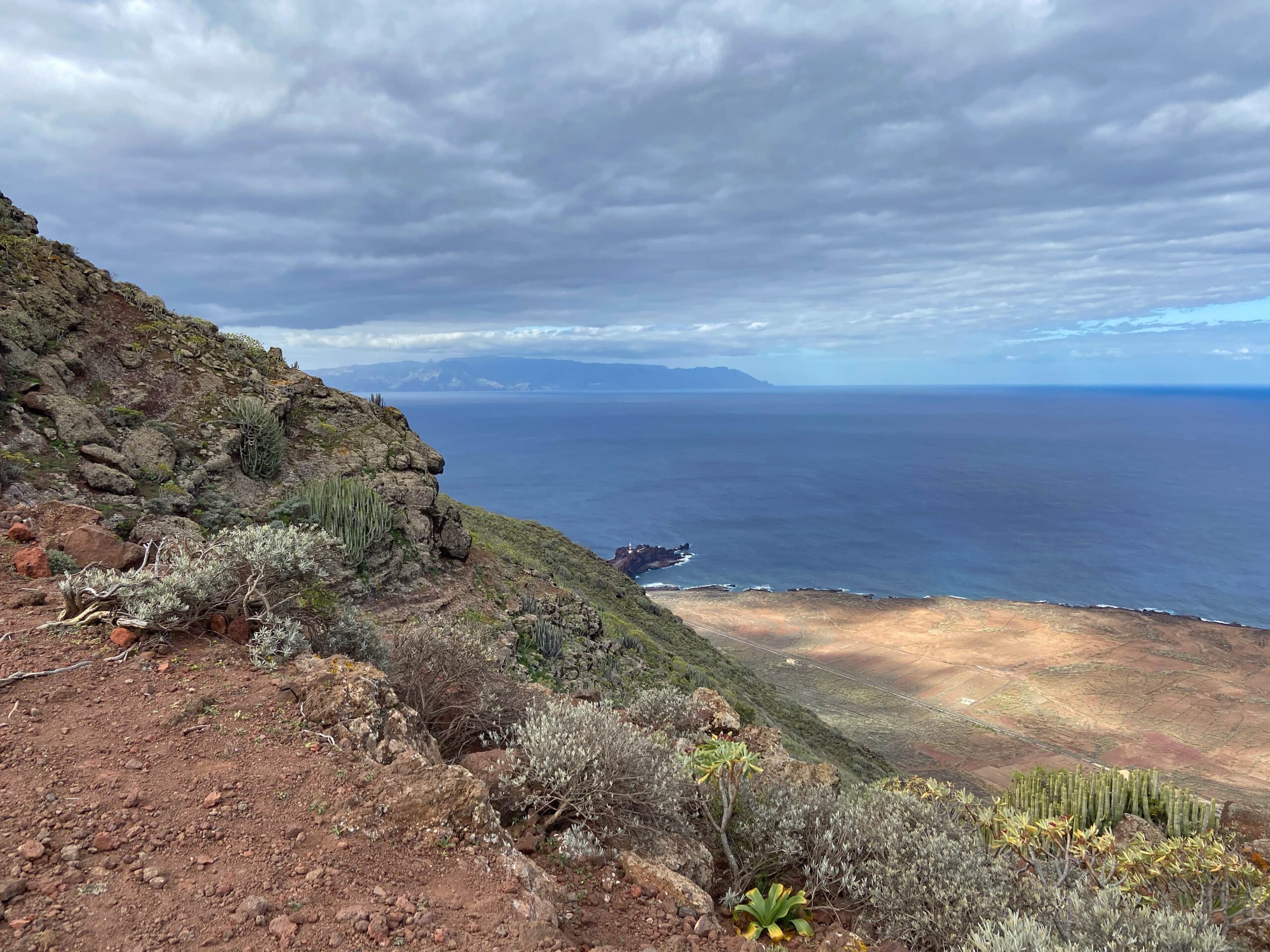 Blick beim Abstieg auf die Nordküste, Punta Teno und die Nachbarinsel La Gomera