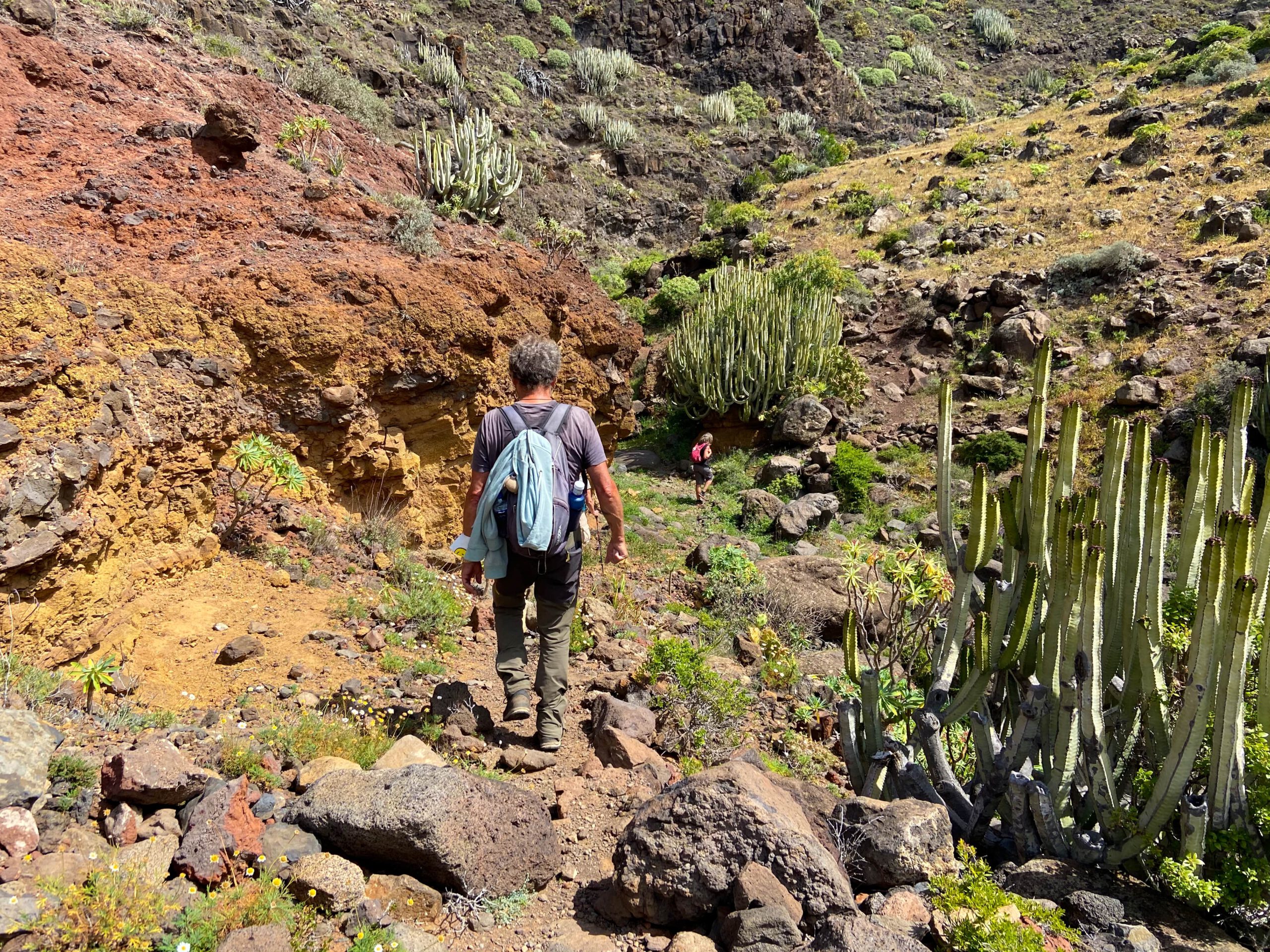 Wanderer auf dem Weg im Barranco Itóbal entlang zum Aufstiegsweg
