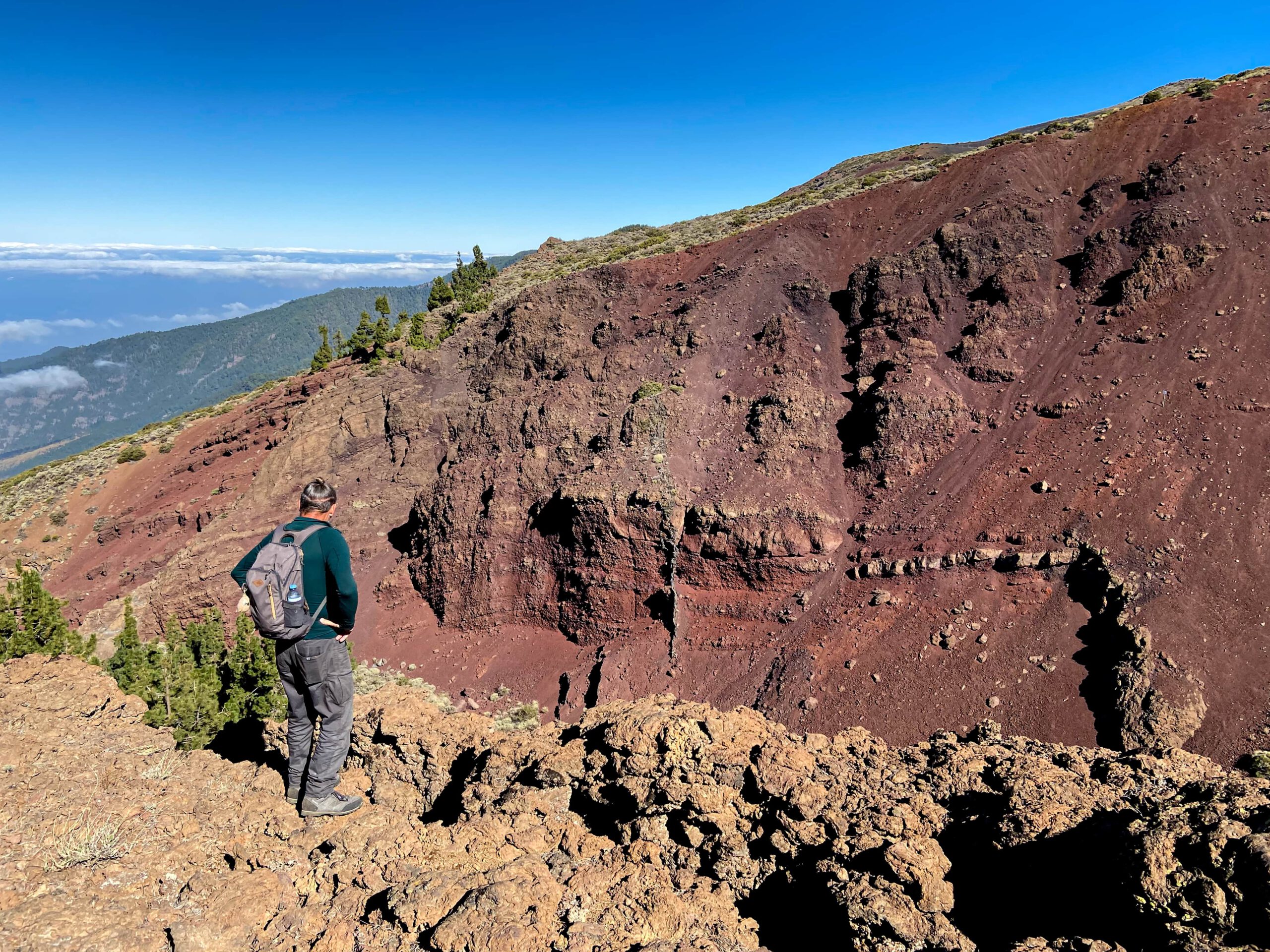 Excursionista al borde del gran Barranco Pedro de Gil