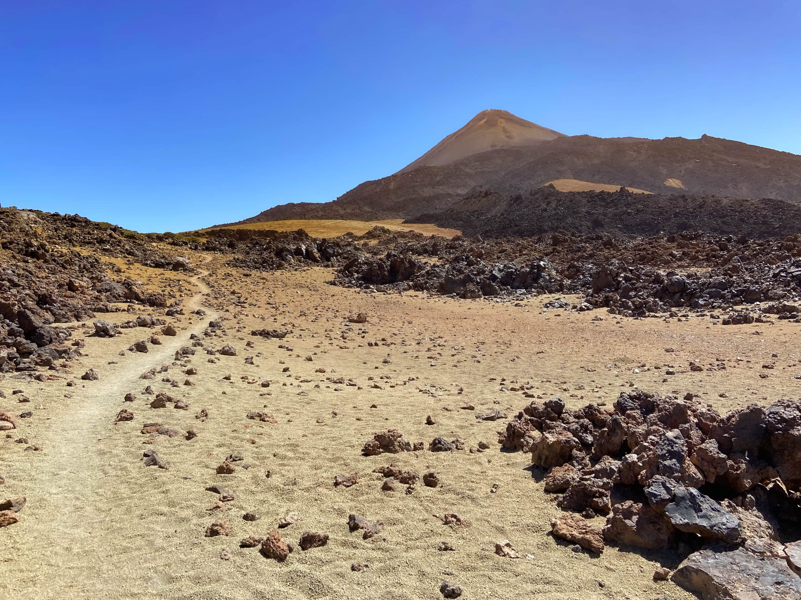 Wanderweg unterhalb des Kraters mit Blick auf den Teide