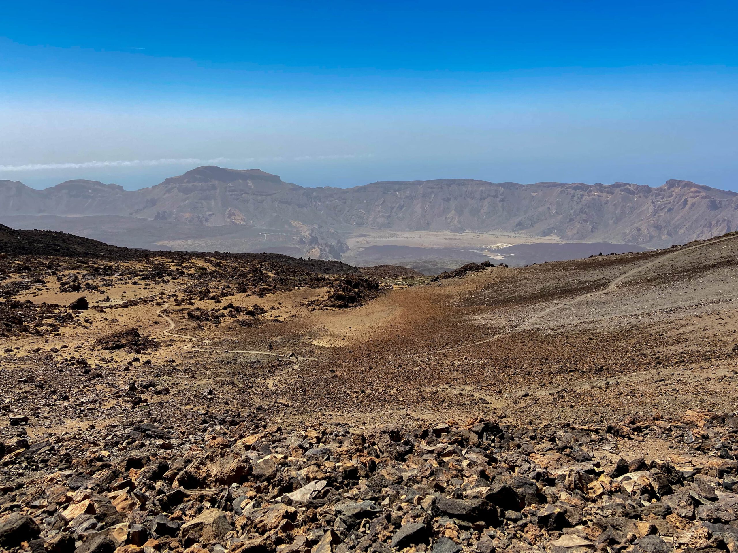 Blick aus der Höhe auf die Caldera