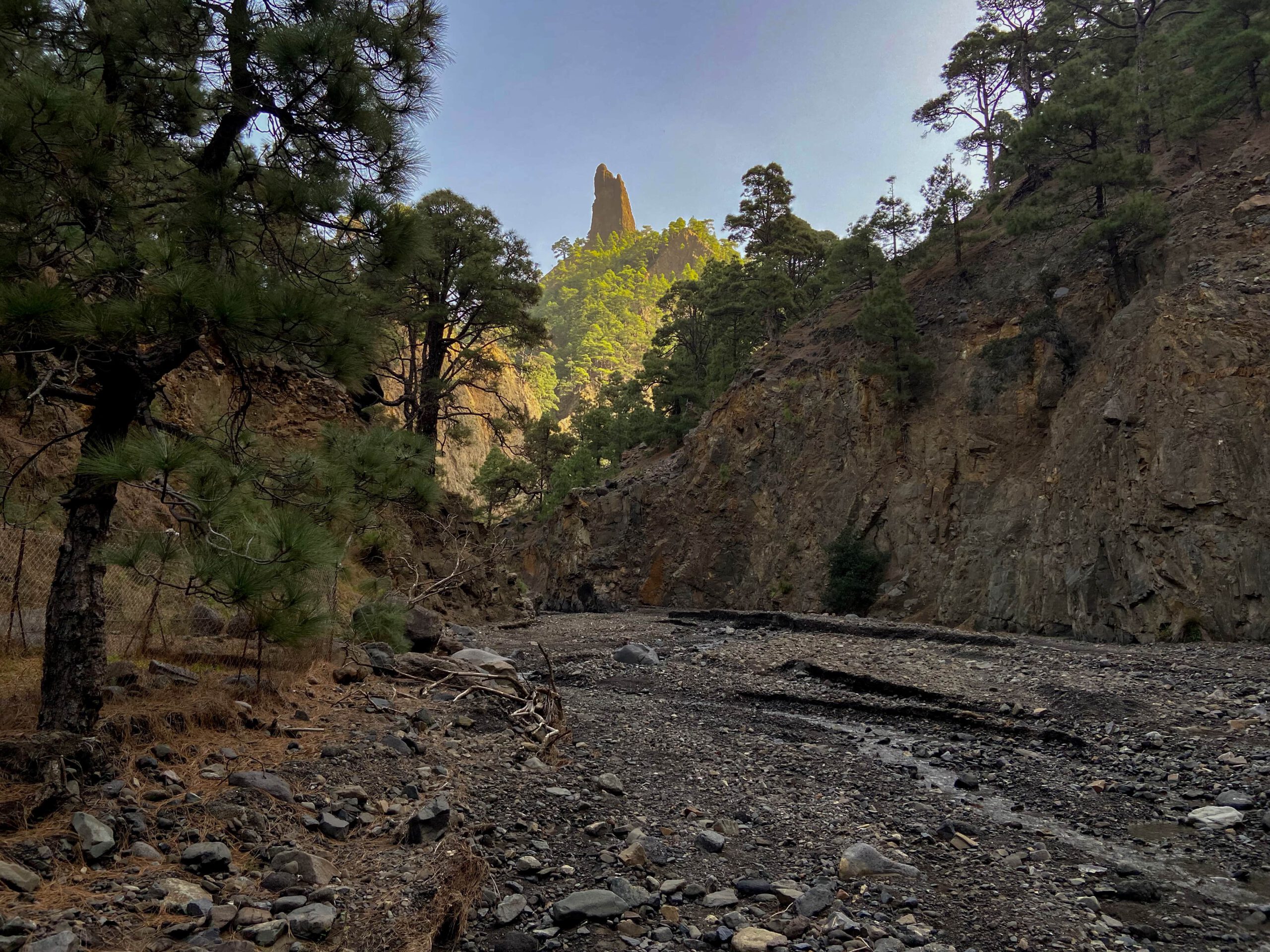 im Barranco Angustias mit Blick auf einen markanten Felsen