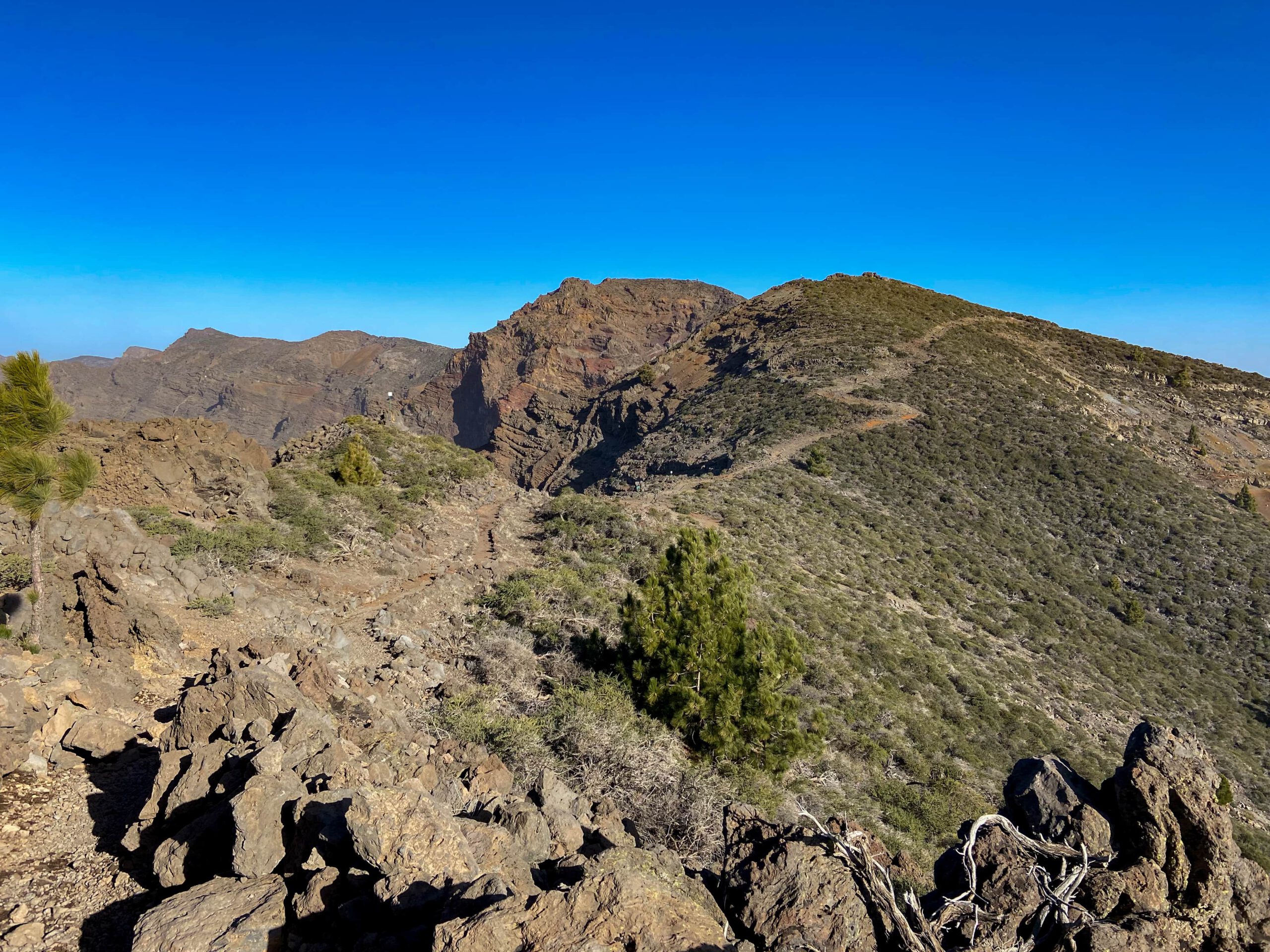 Blick vom Pico de la Nieve auf den Kammweg und die nächsten Höhen