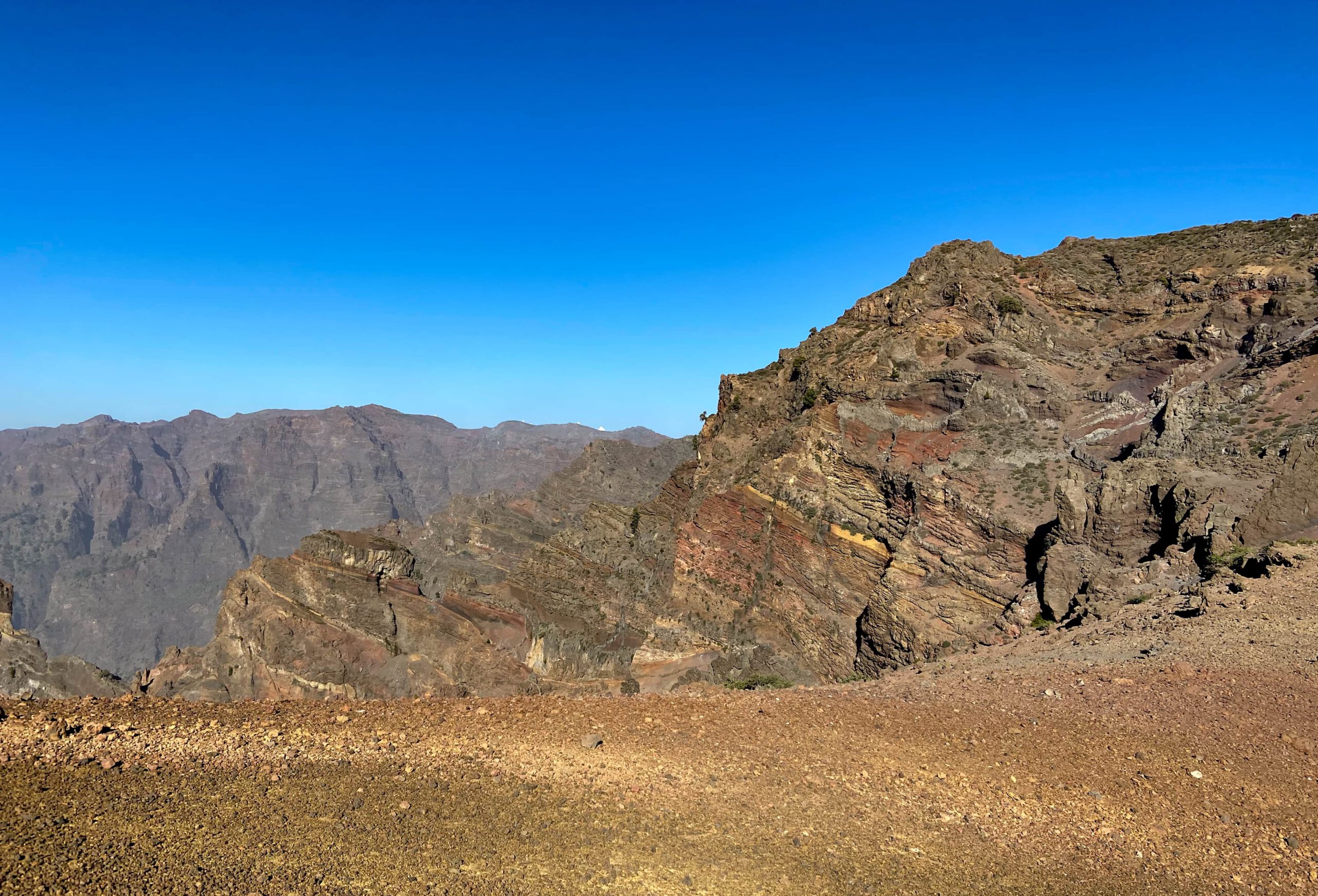 Am Horizont erkennst du nach einiger Zeit dein Ziel - das Observatorium vor dem Roque de los Muchachos