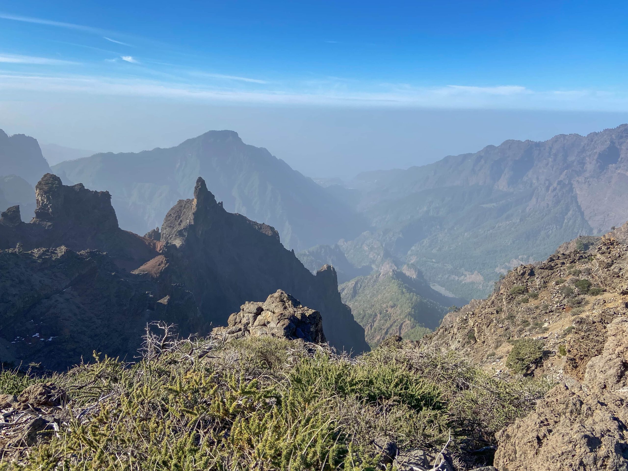 Blick aus der Höhe in die Caldera - leider bei Calima