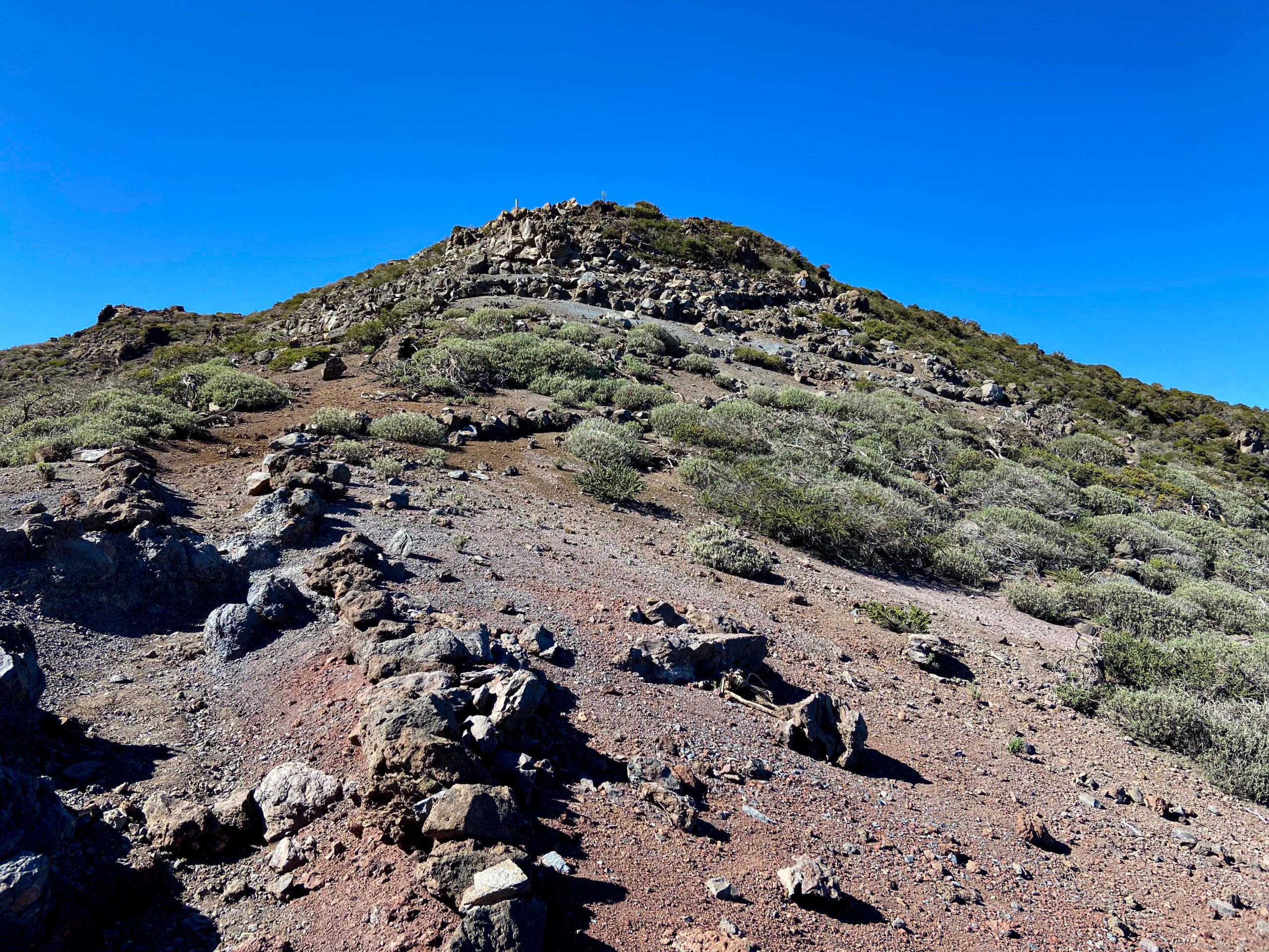 Wandern auf dem Kammweg unterhalb Pico de la Cruz