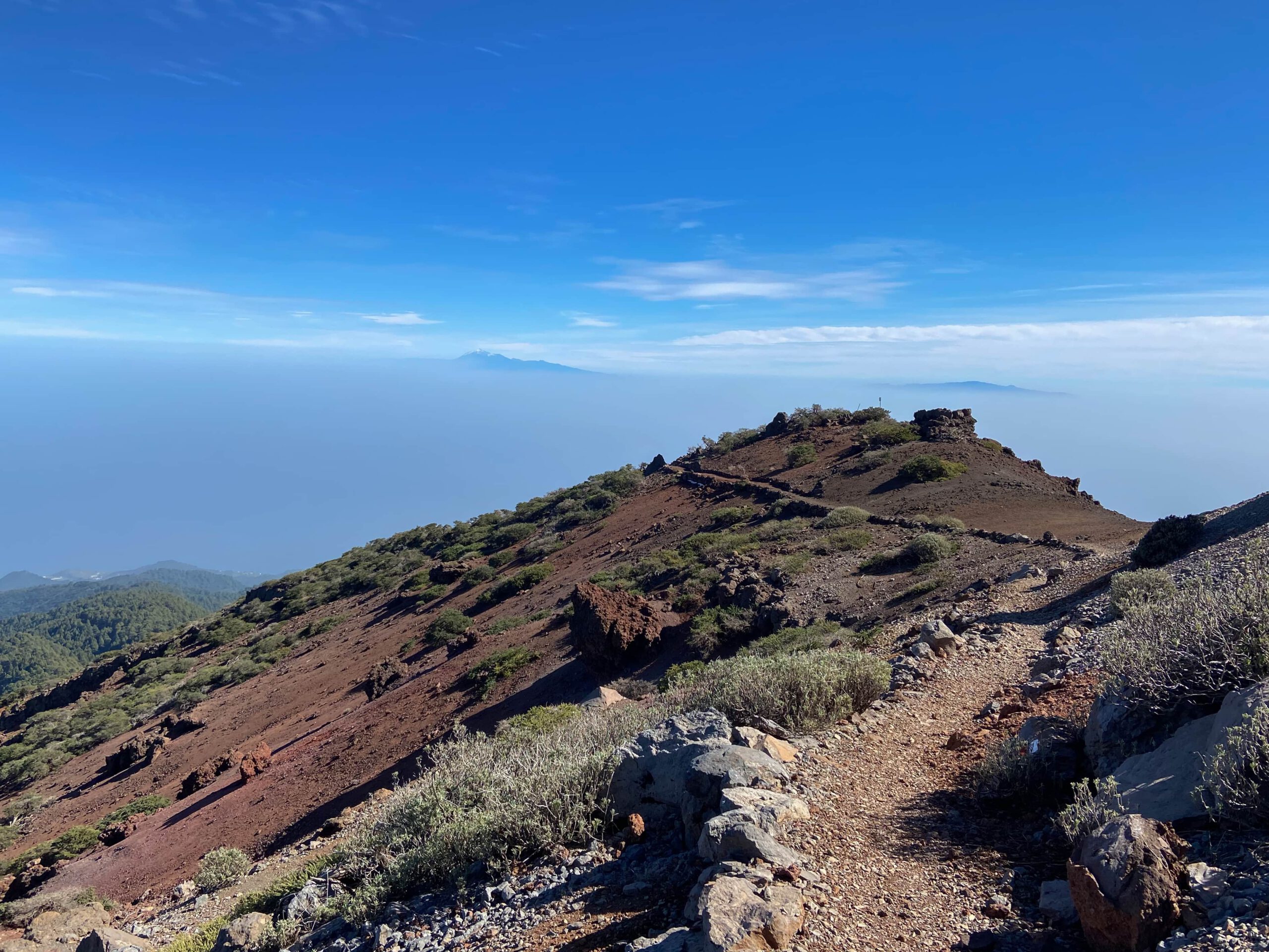 Blick auf Teneriffa und La Gomera über dem Calima Dunst