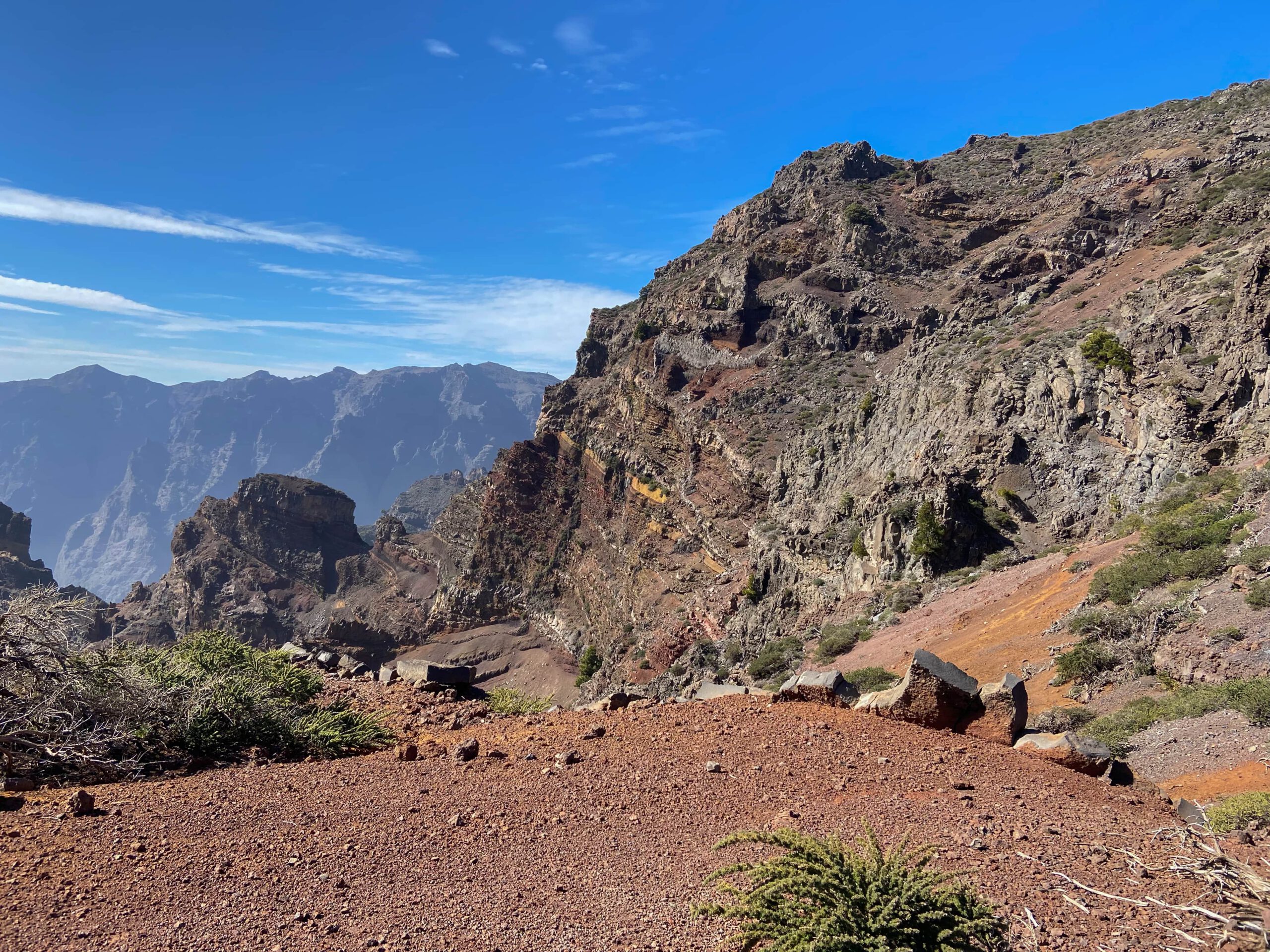 Blick vom Wanderweg hinunter in die Caldera