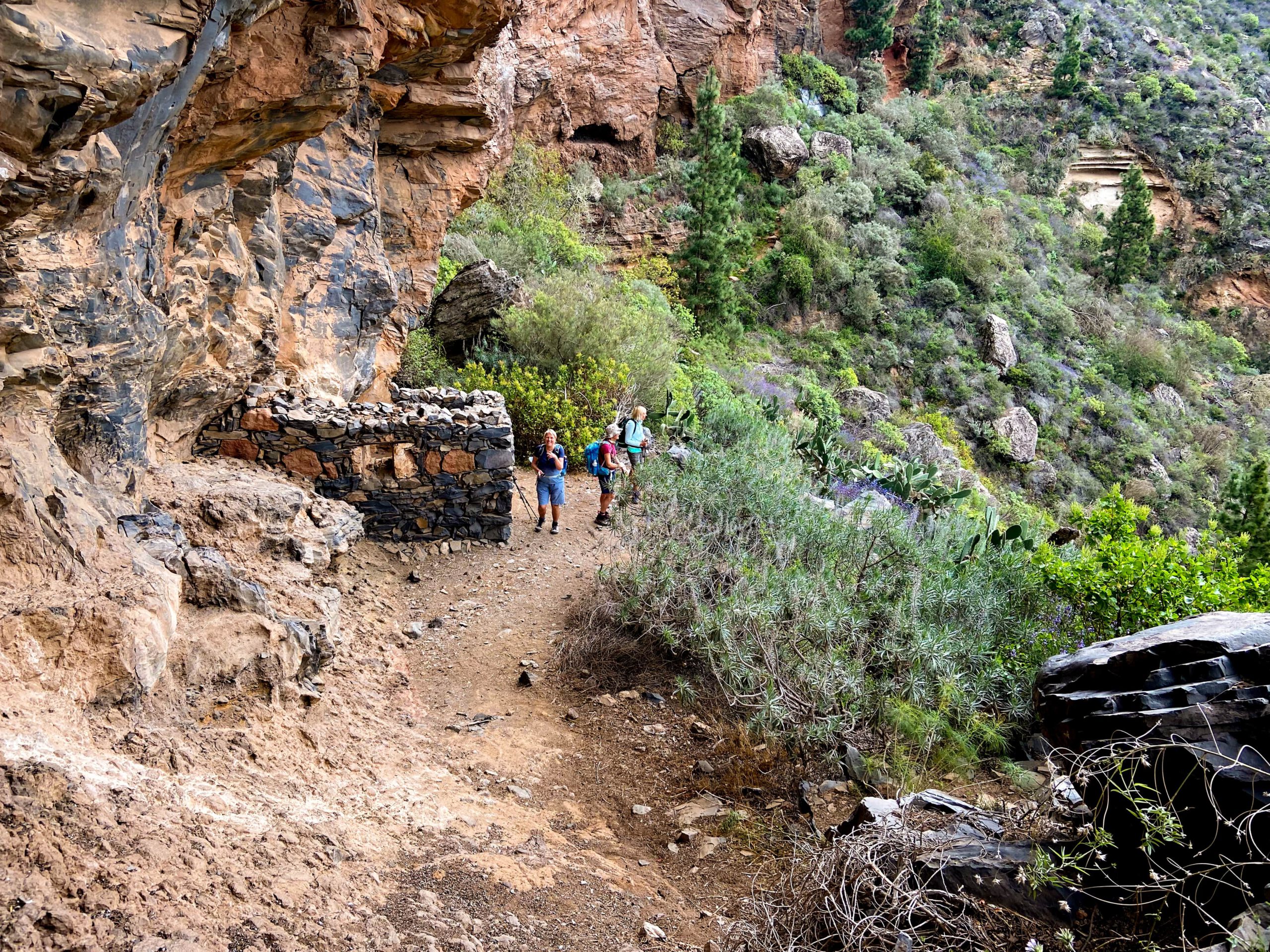 Wanderinnen auf dem Weg zu höher gelegenen Höhlen