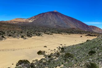 Blick vom Wanderweg zum Teide und zur Montaña Blanca