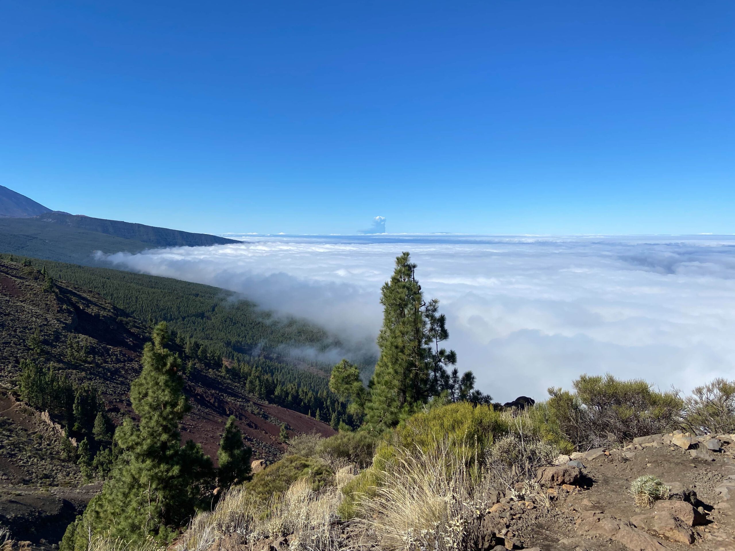 Blick aus der Höhe auf die Wolken über dem Orotava Tal