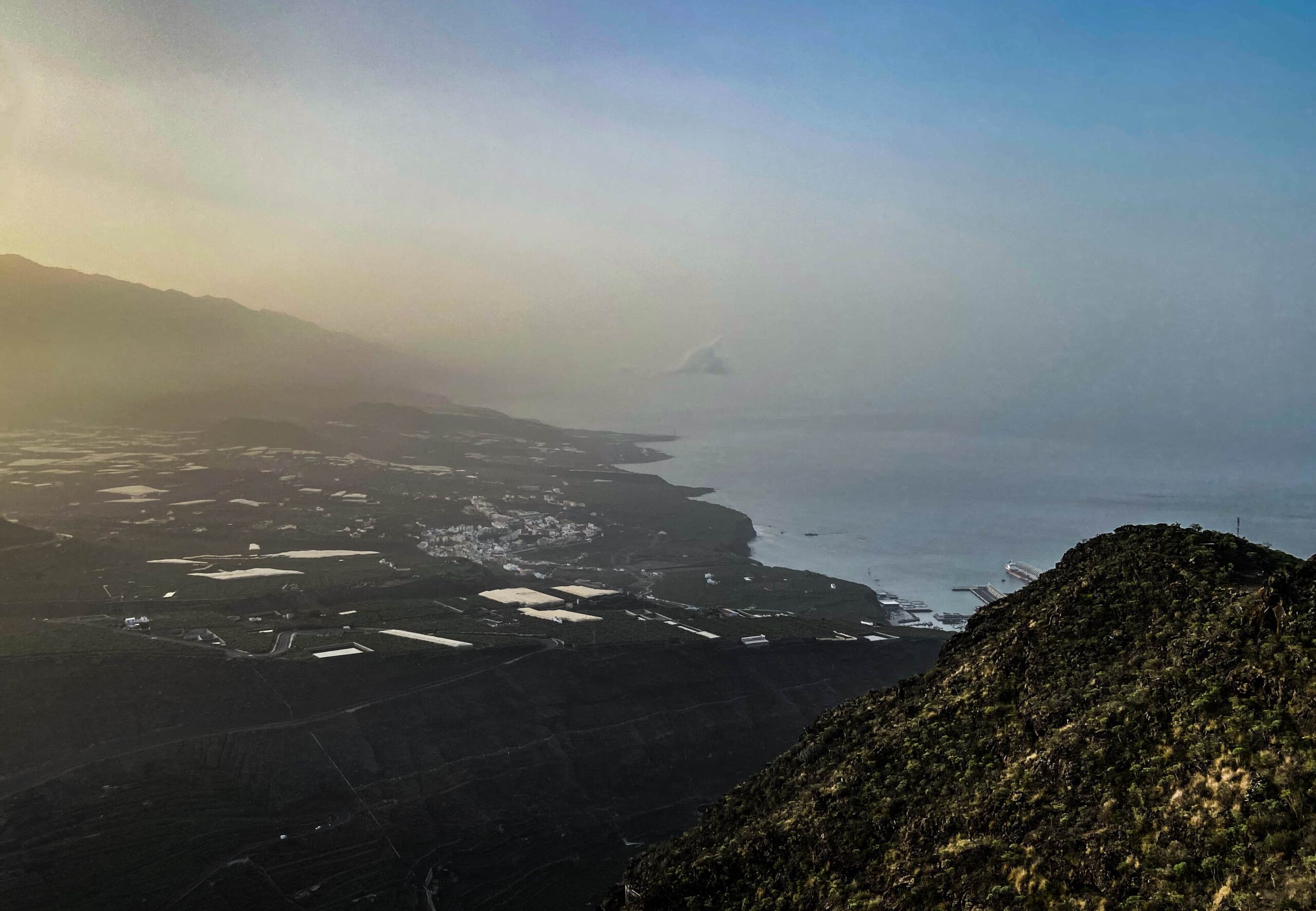 Blick von der Abbruchkante über das Ariadnetal und die Küste - leider mit Calima