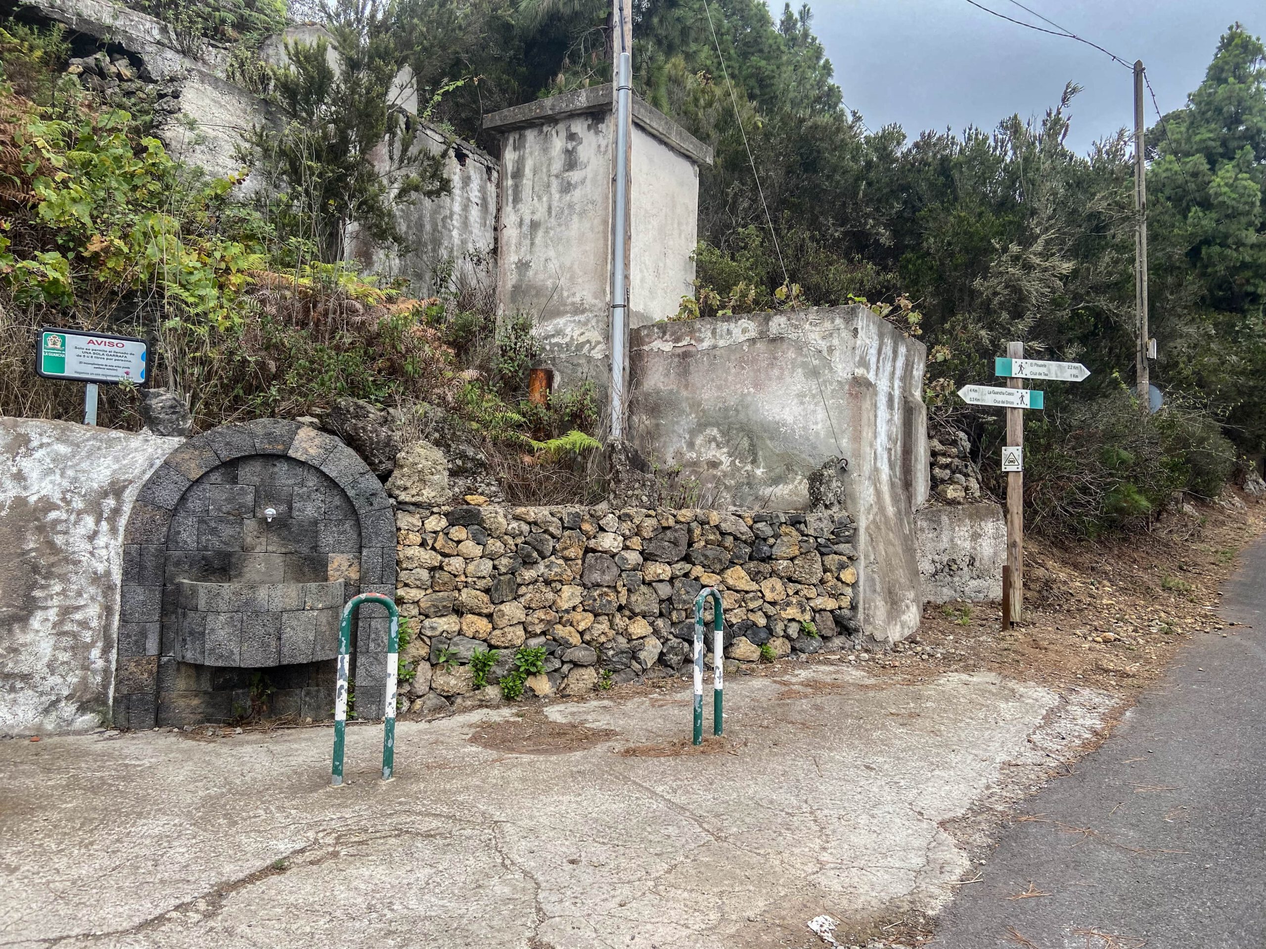 Straßenquerung auf dem Aufstiegsweg bei der Alberge