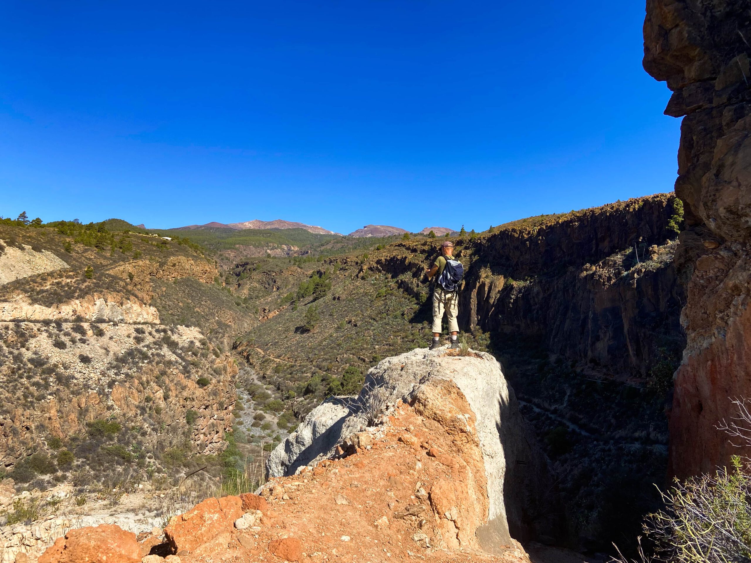 Wanderer hoch über dem Barranco El Río