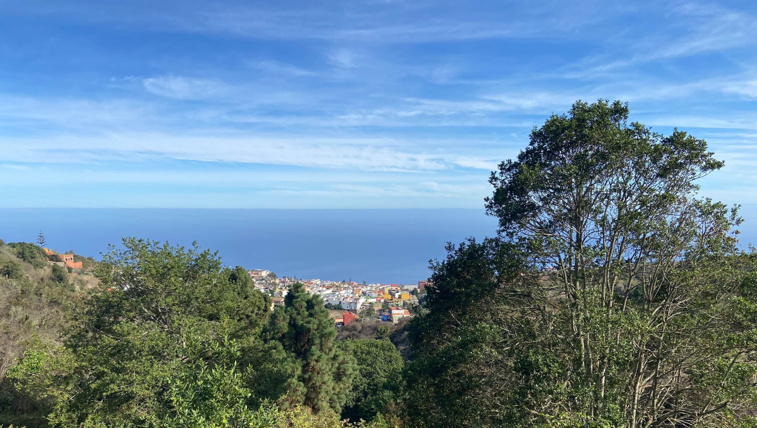 Blick aus der Höhe auf La Guancha und den Atlantik