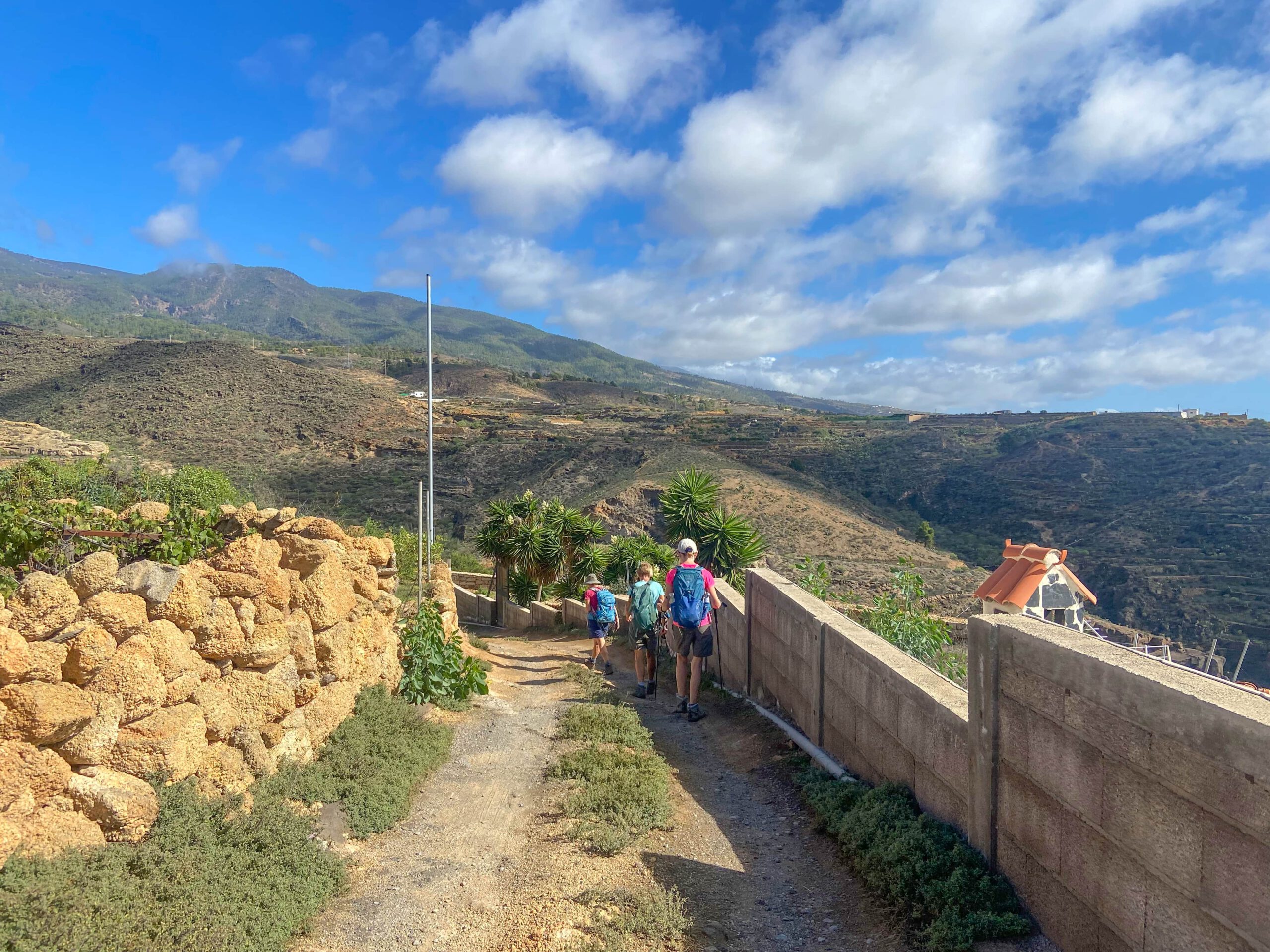 Wanderweg mit Blick auf die Cañadas auf der einen und dem Atlantik auf der anderen Seite