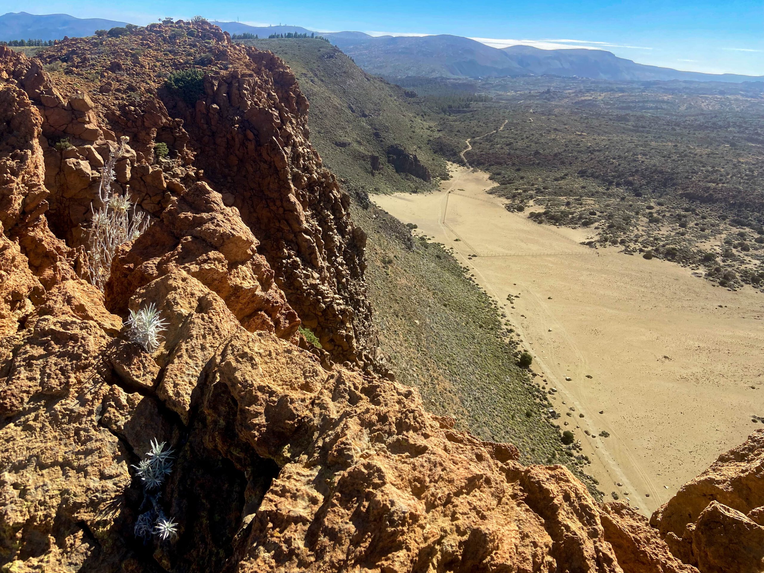 Blick vom Gipfel der Fortaleza hinab auf den Aufstiegsweg am Fuße der Fortaleza