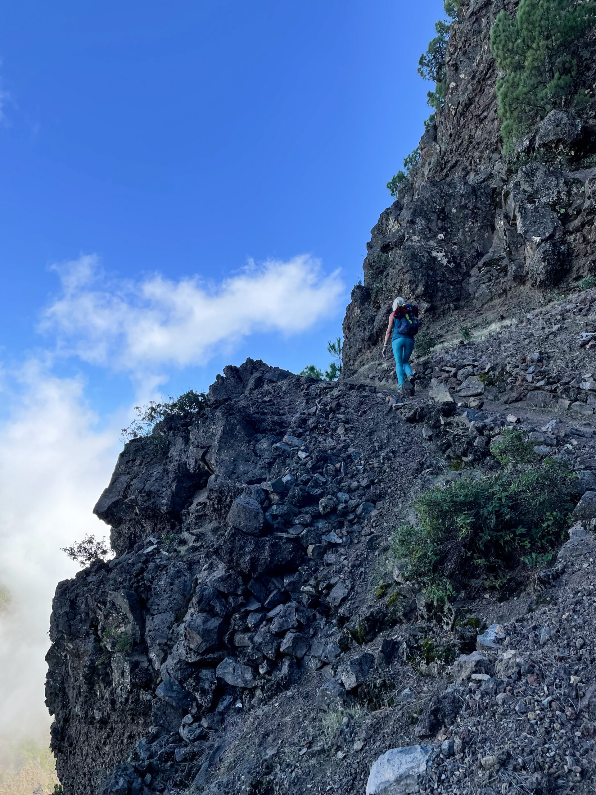 Wanderung an der Felsenwand kurz vor dem Refugio Punta de Los Roques