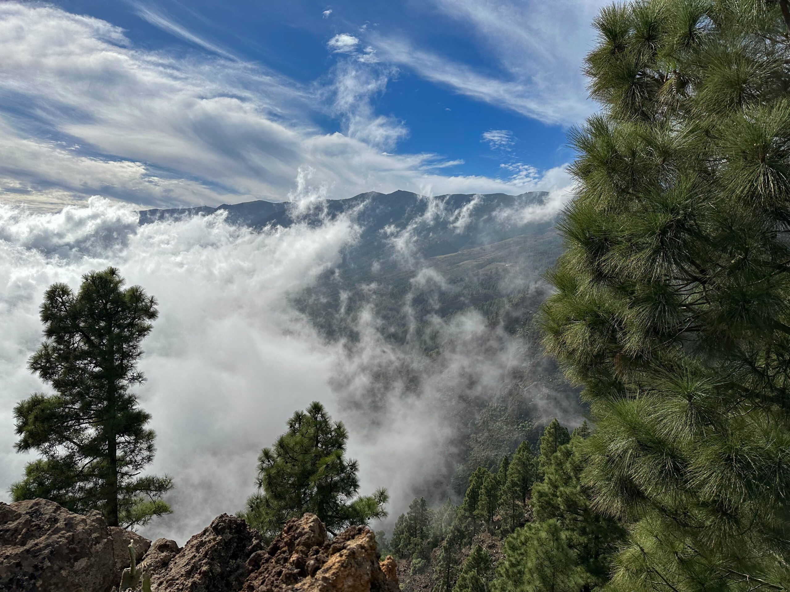 Blick durch die Wolken vom Abstiegsweg - Pico Igonse