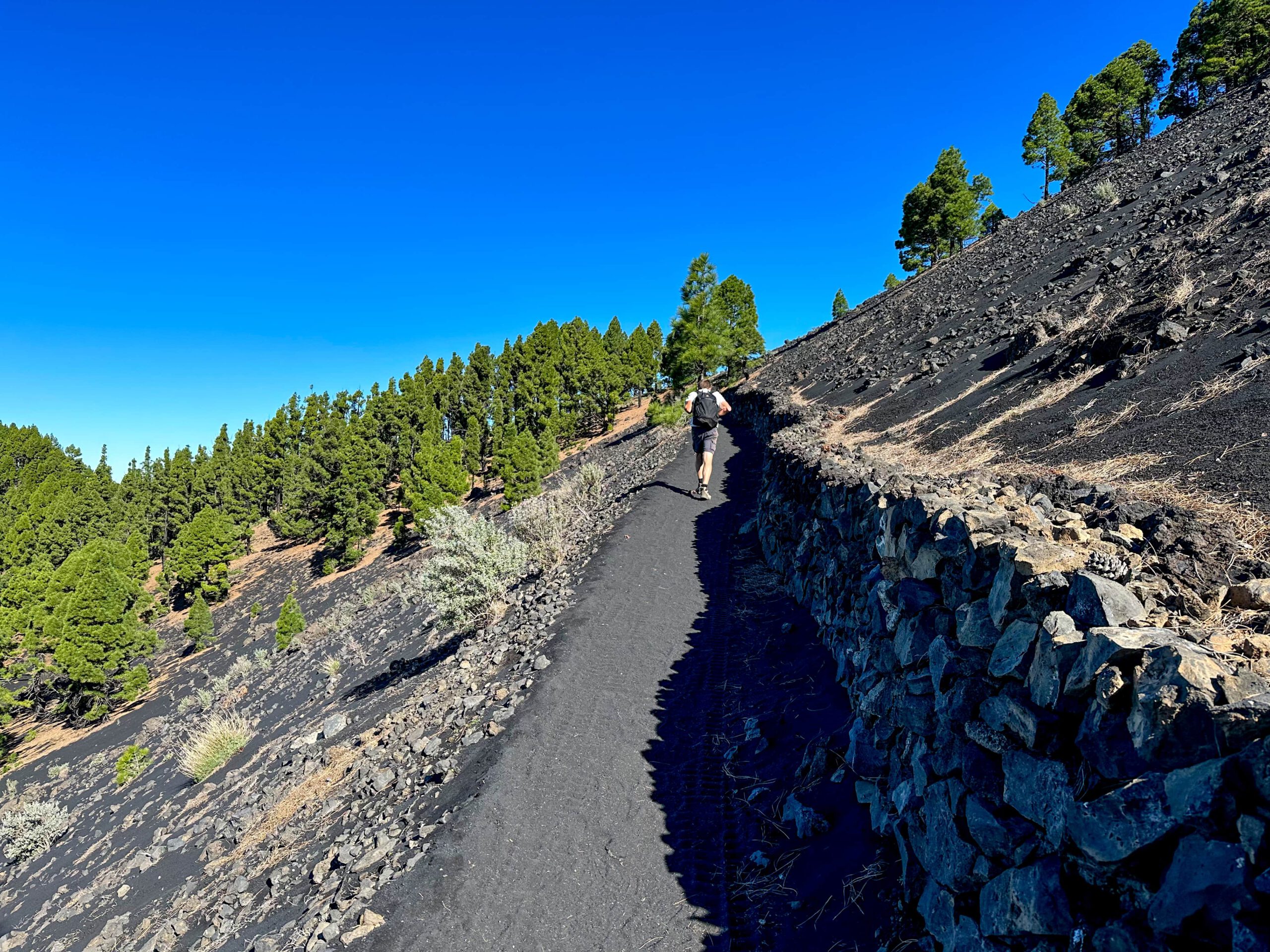 Aufstiegsweg mündet in die Ruta de los Volcanes