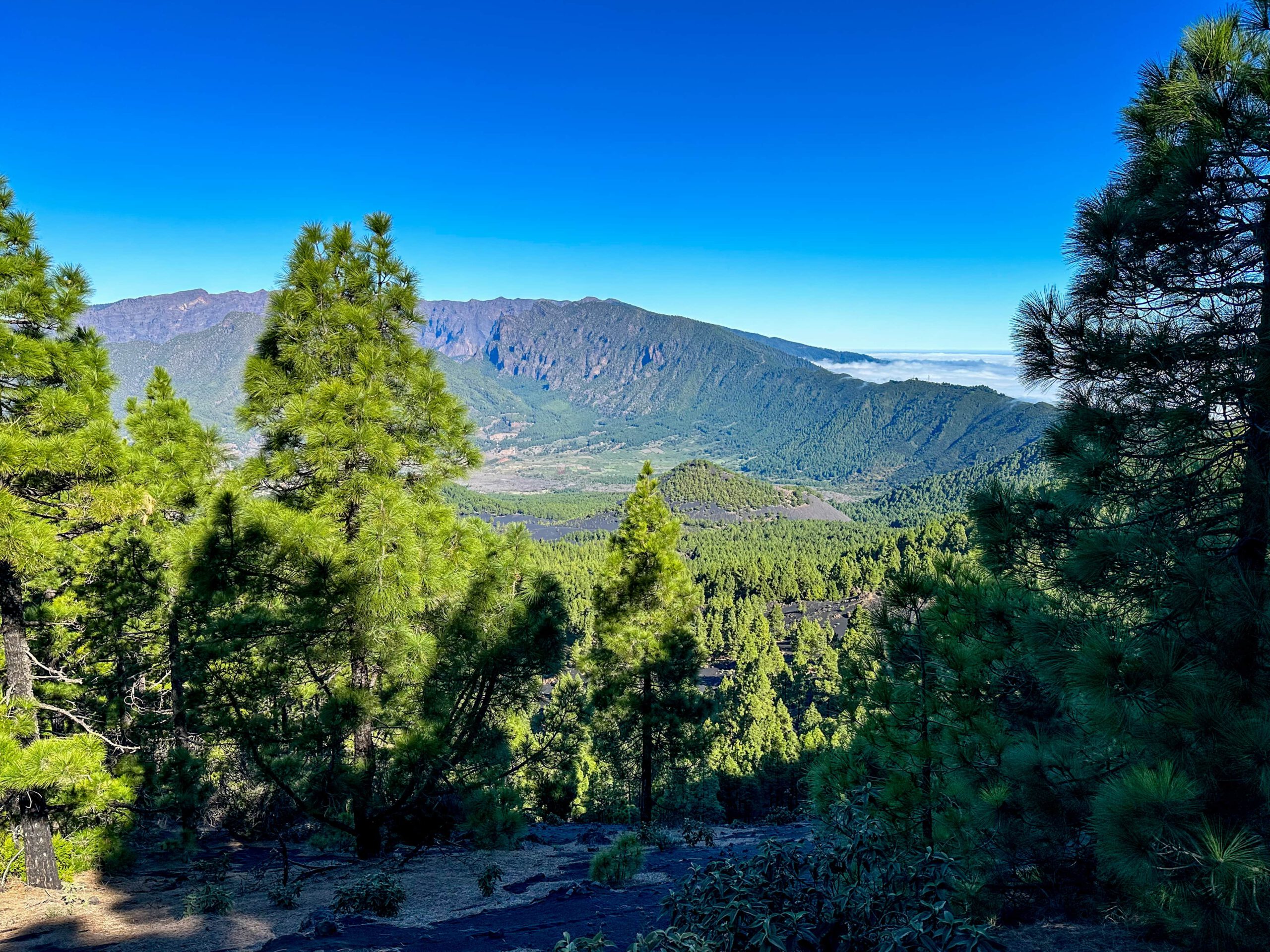 Blick aus der Höhe auf die Cumbre