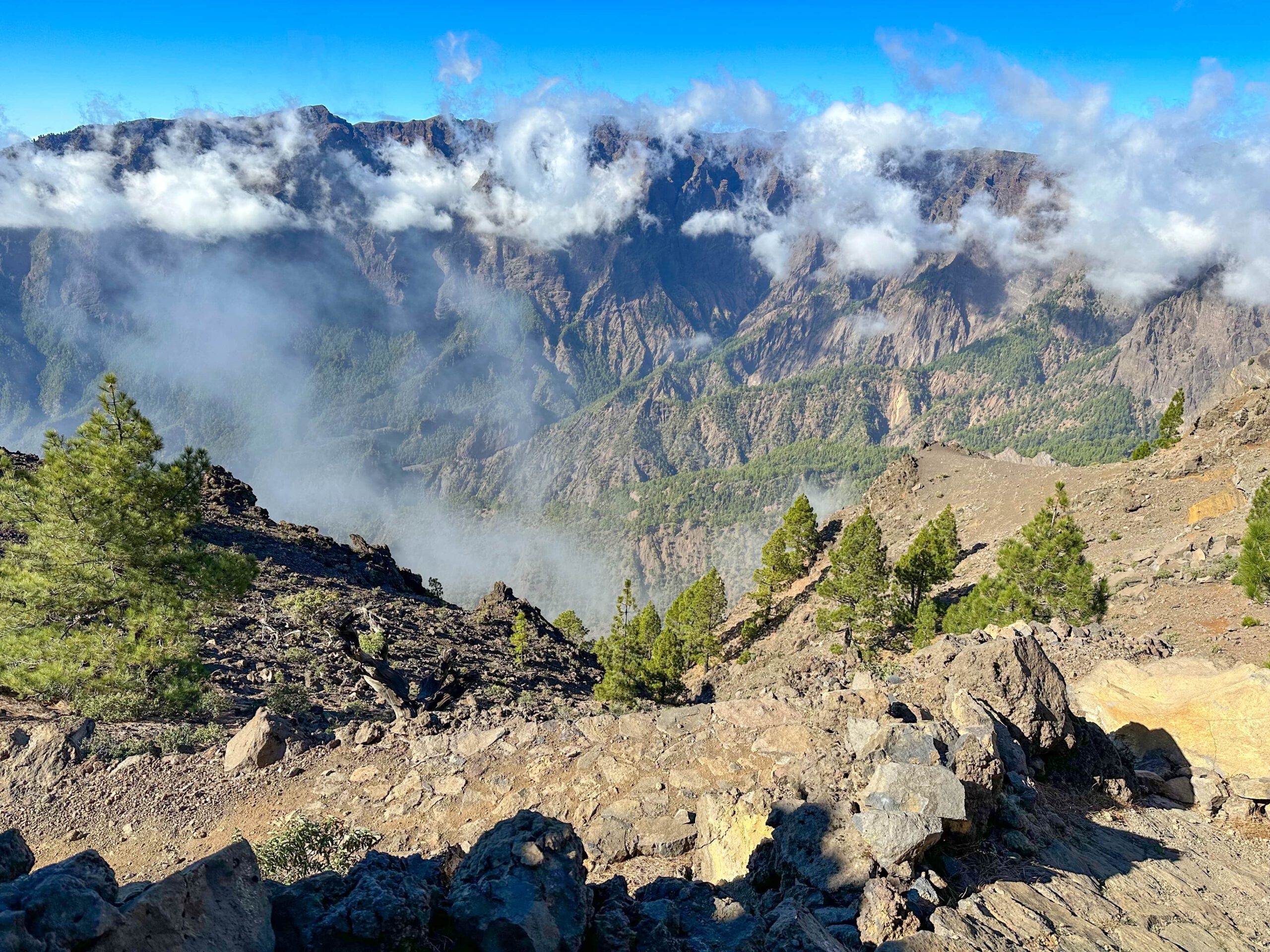 Blick vom Grat hinunter in die Caldera de Taburiente