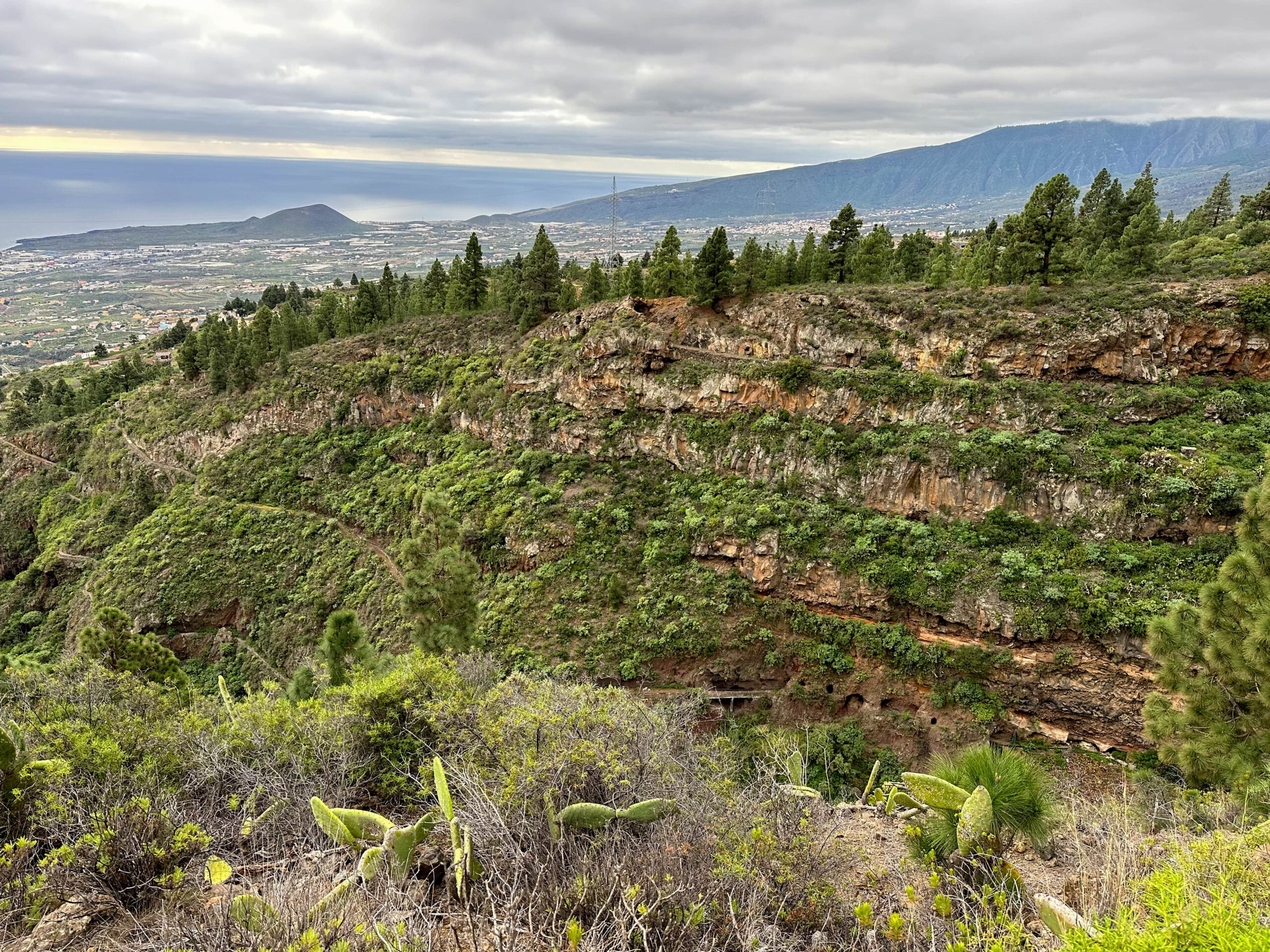Blick vom Aufstiegsweg auf die Ostküste Teneriffa und den Barranco Chese