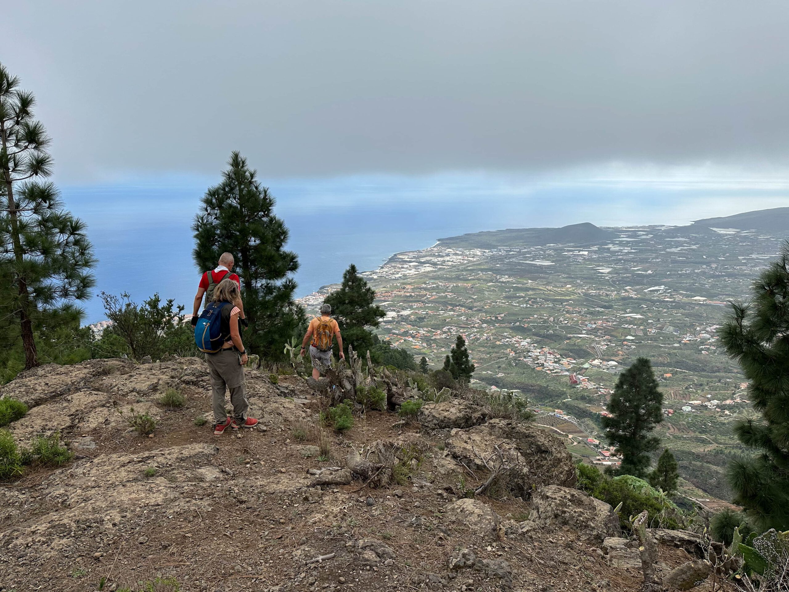 Wanderer auf dem Abstieg Pico Igonse