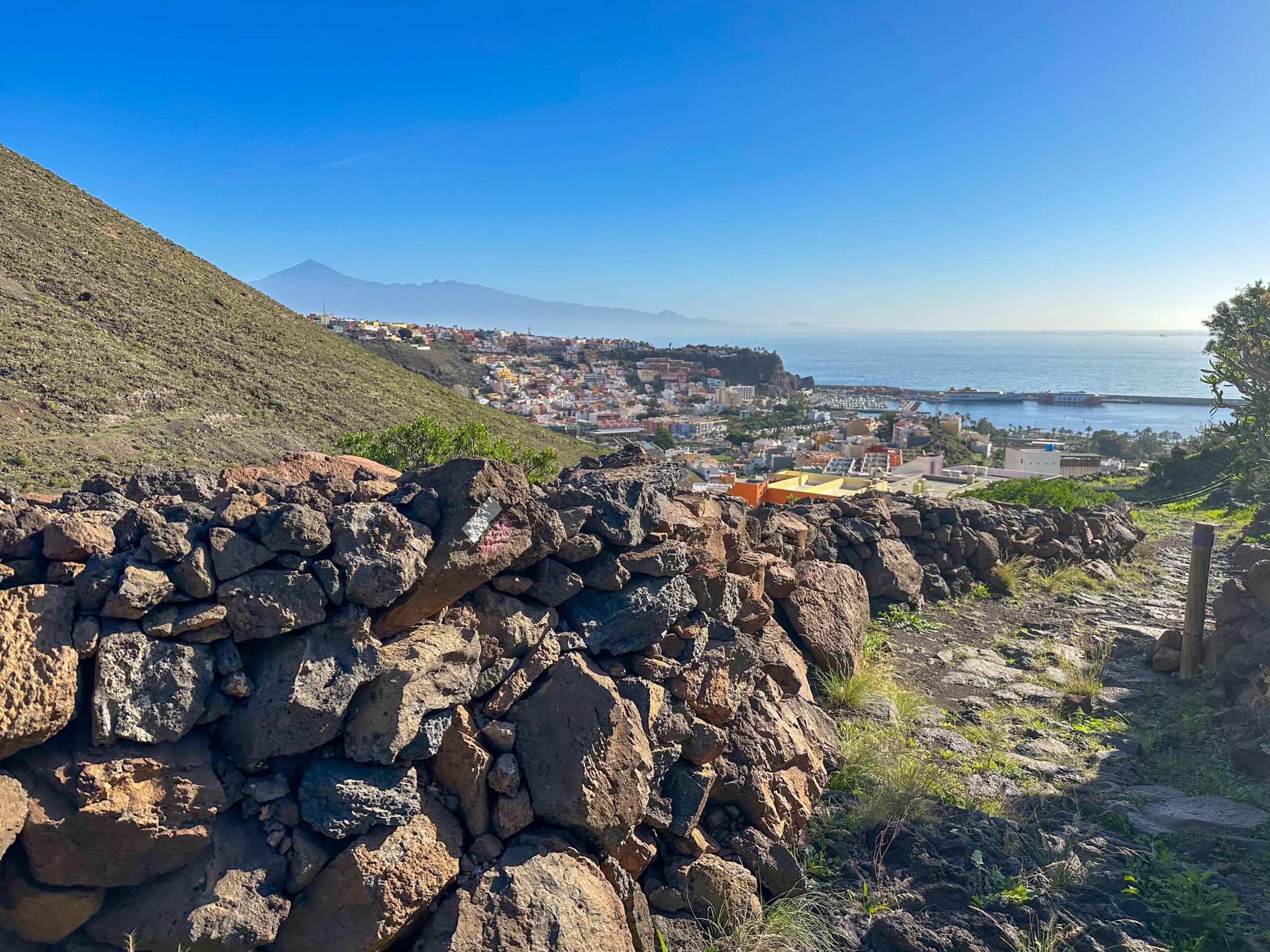 Blick vom Wanderweg GR 131 auf San Sebastian und Teneriffa