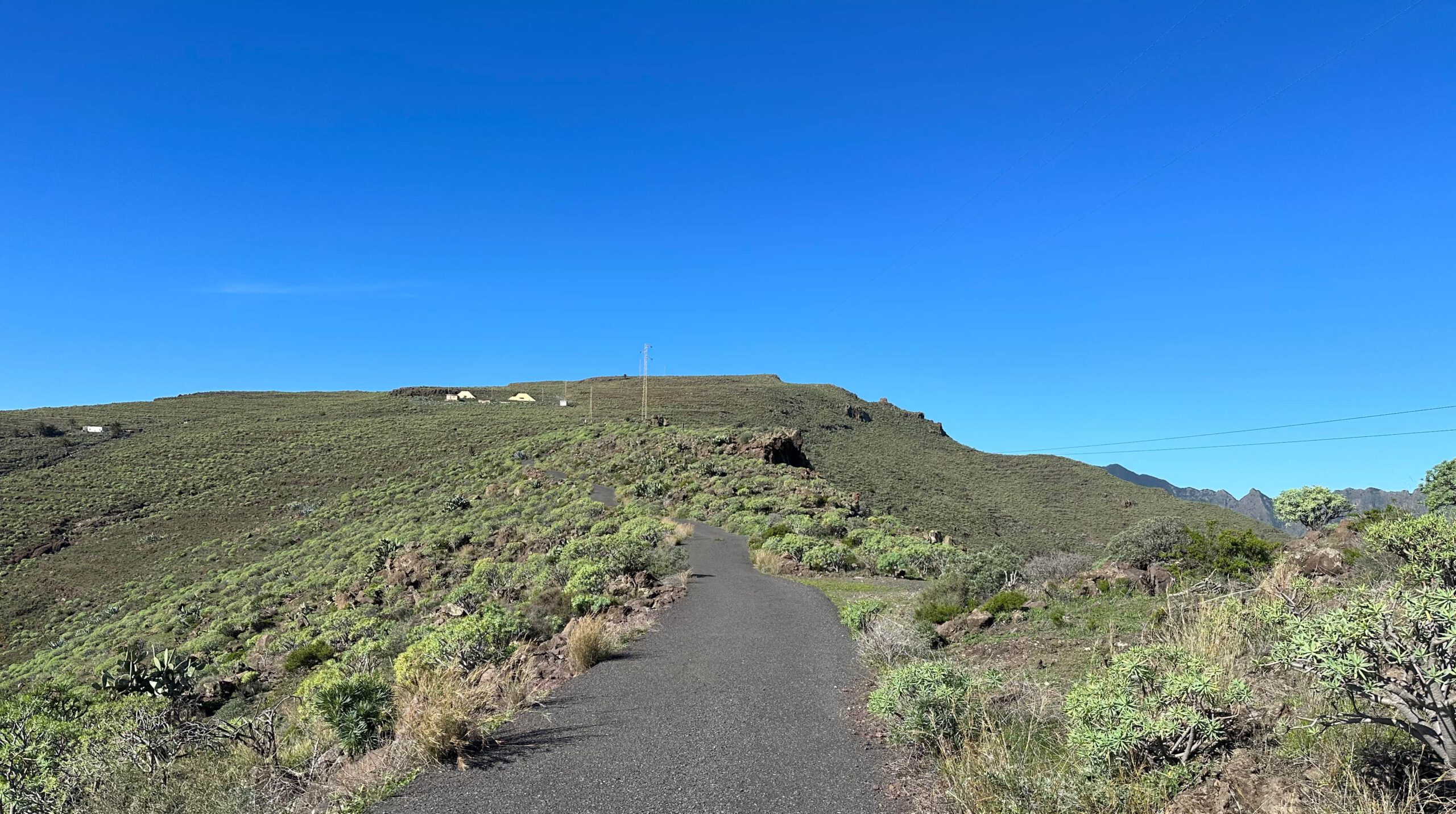 Wanderweg GR 131 verläuft auf einer kleinen Straße