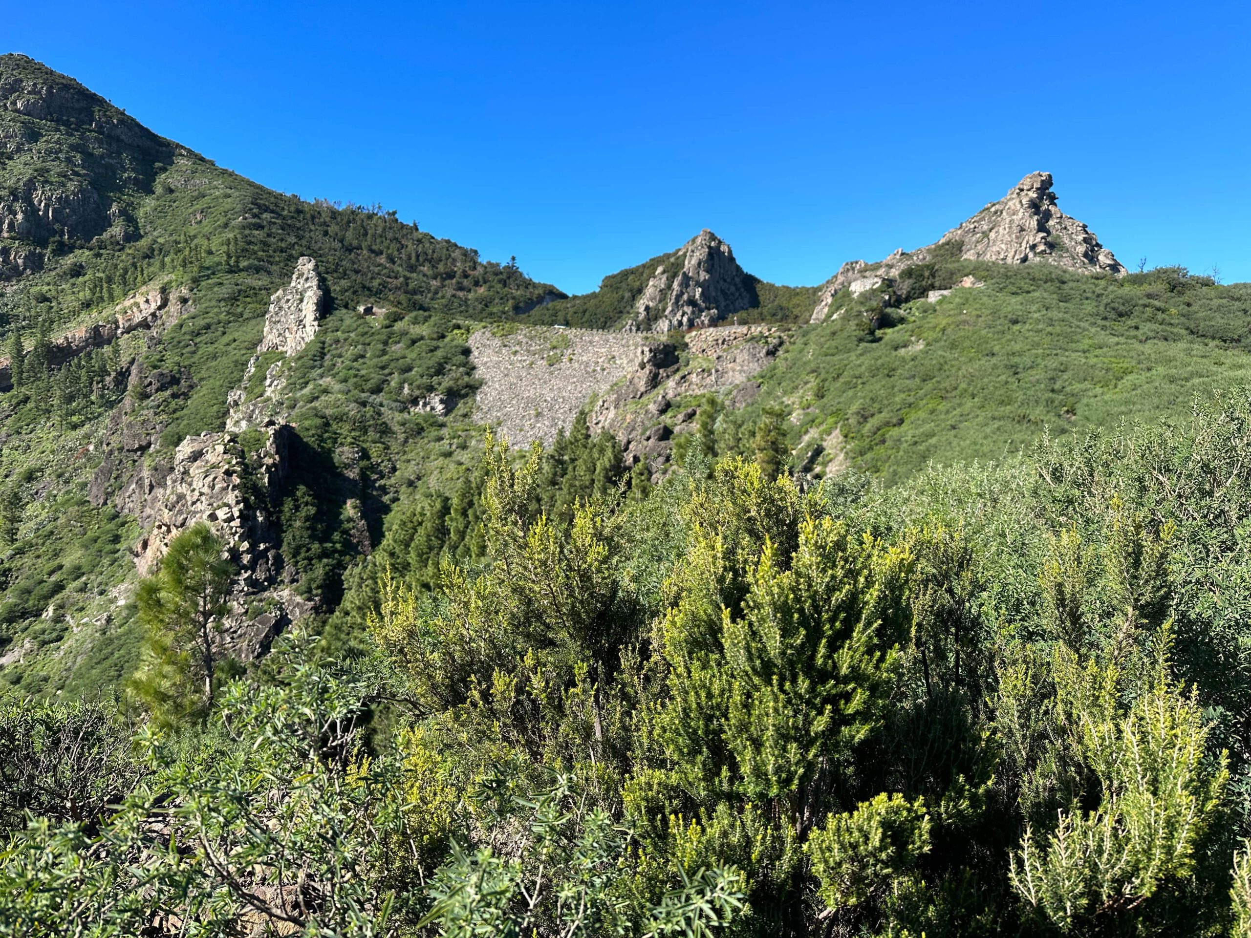 Blick von Los Roques zum Mirador an der Straße über den Felsen