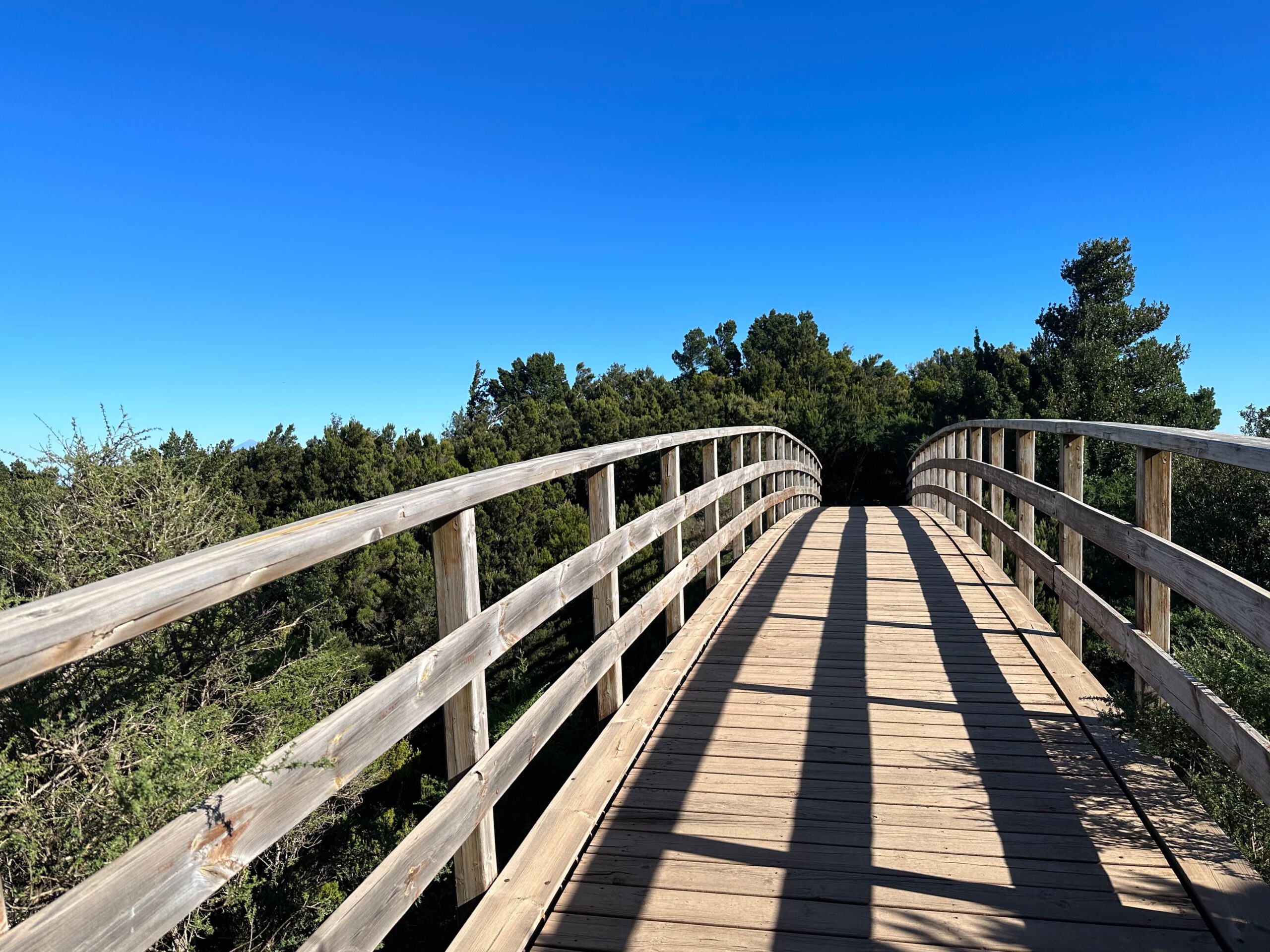 Wanderweg GR 131 über eine Brücke