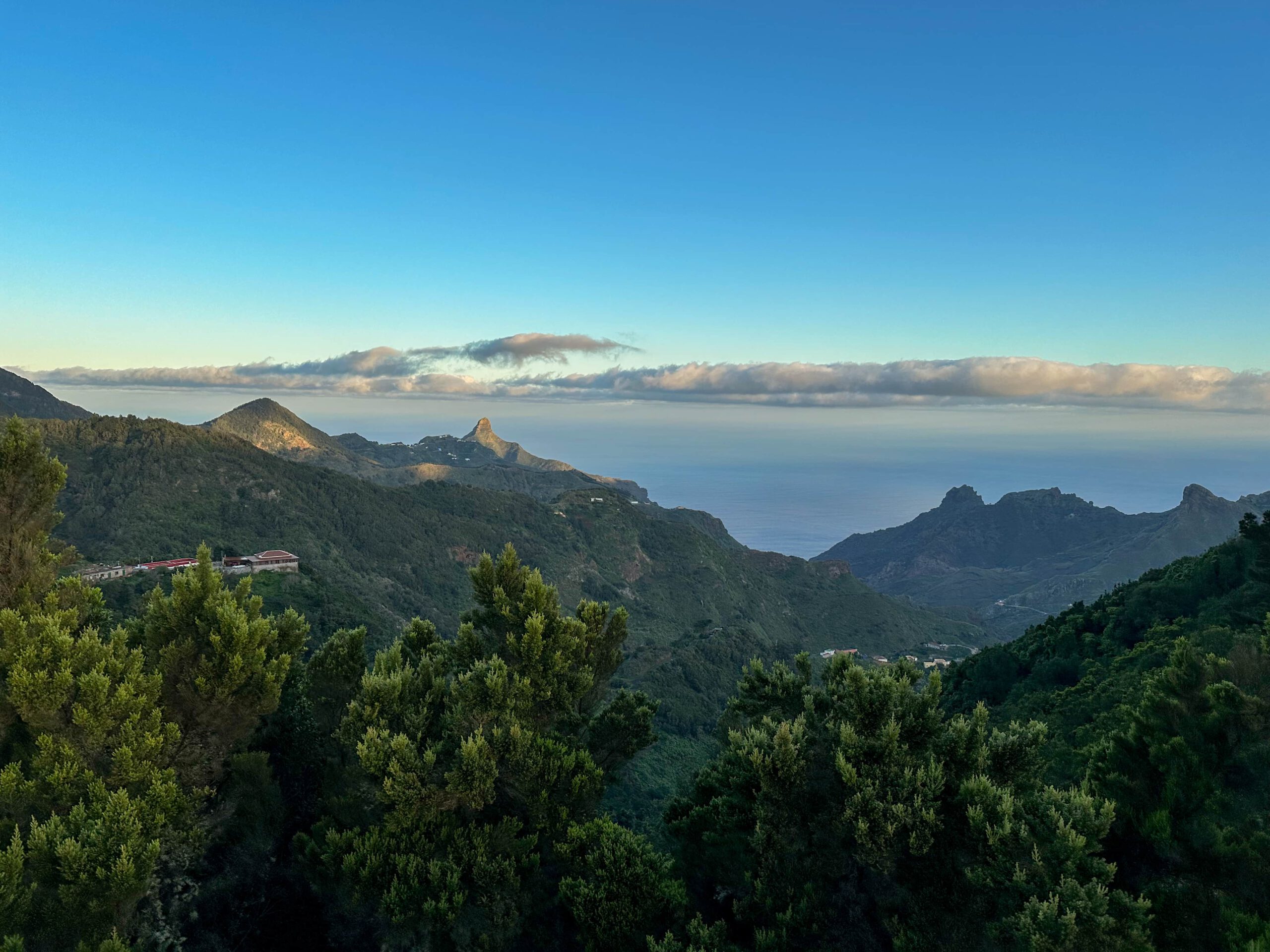 Blick vom Cruce de Afur hinunter zum Roque Taborno