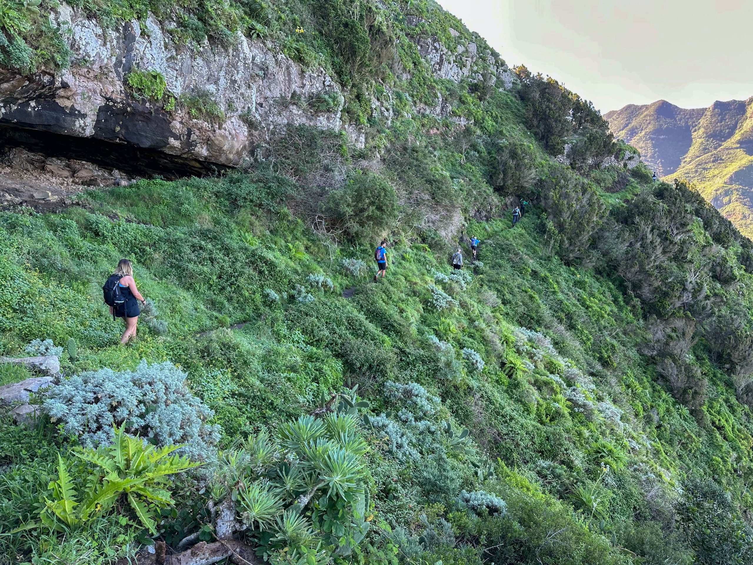 Wanderer auf dem Rundweg um den Roque de Taborno
