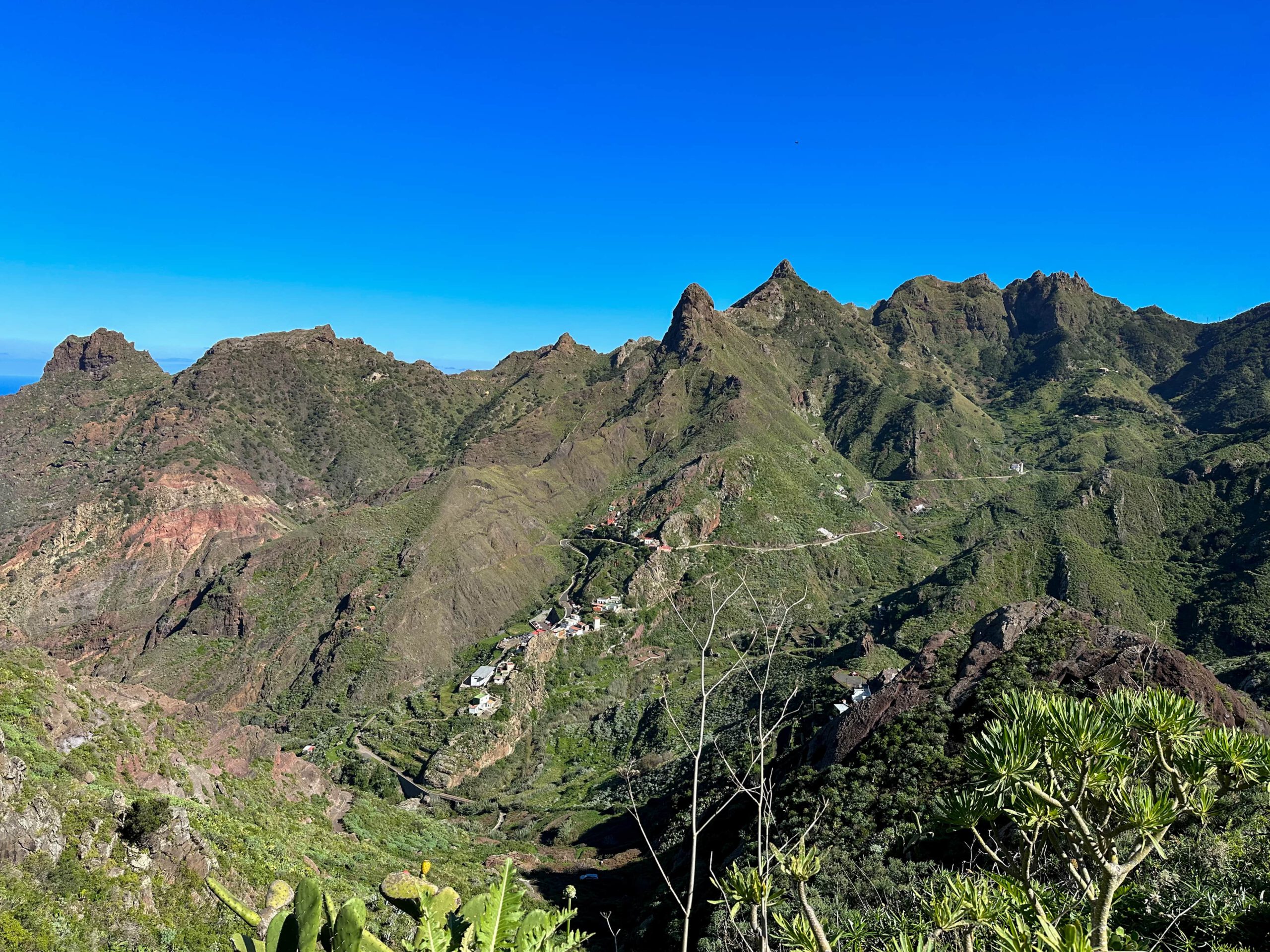Blick vom Abstiegsweg nach Afur auf den Rückweg mit dem Roque Negro