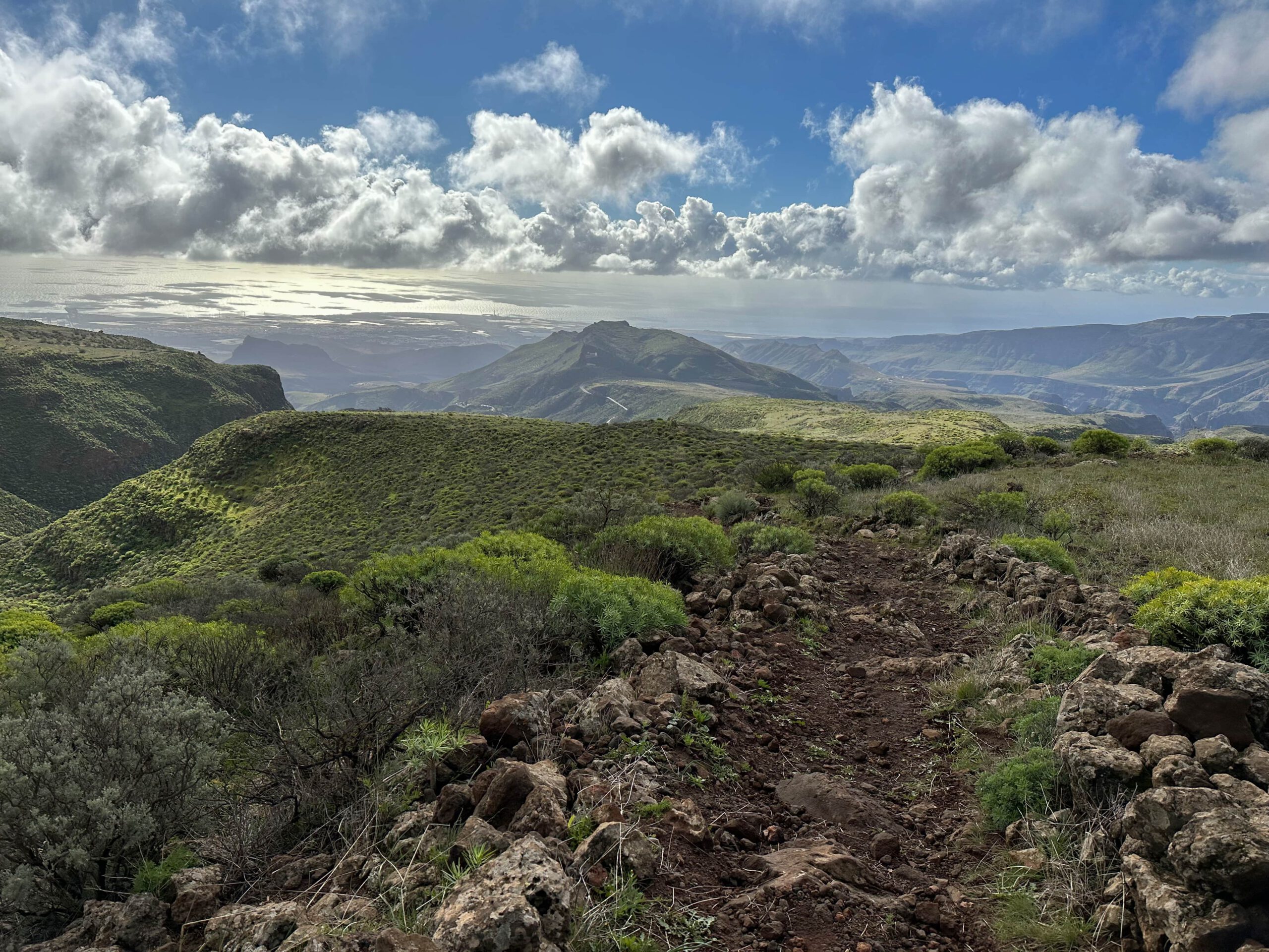 Blick vom Wanderweg S-40 hinab zur Küste