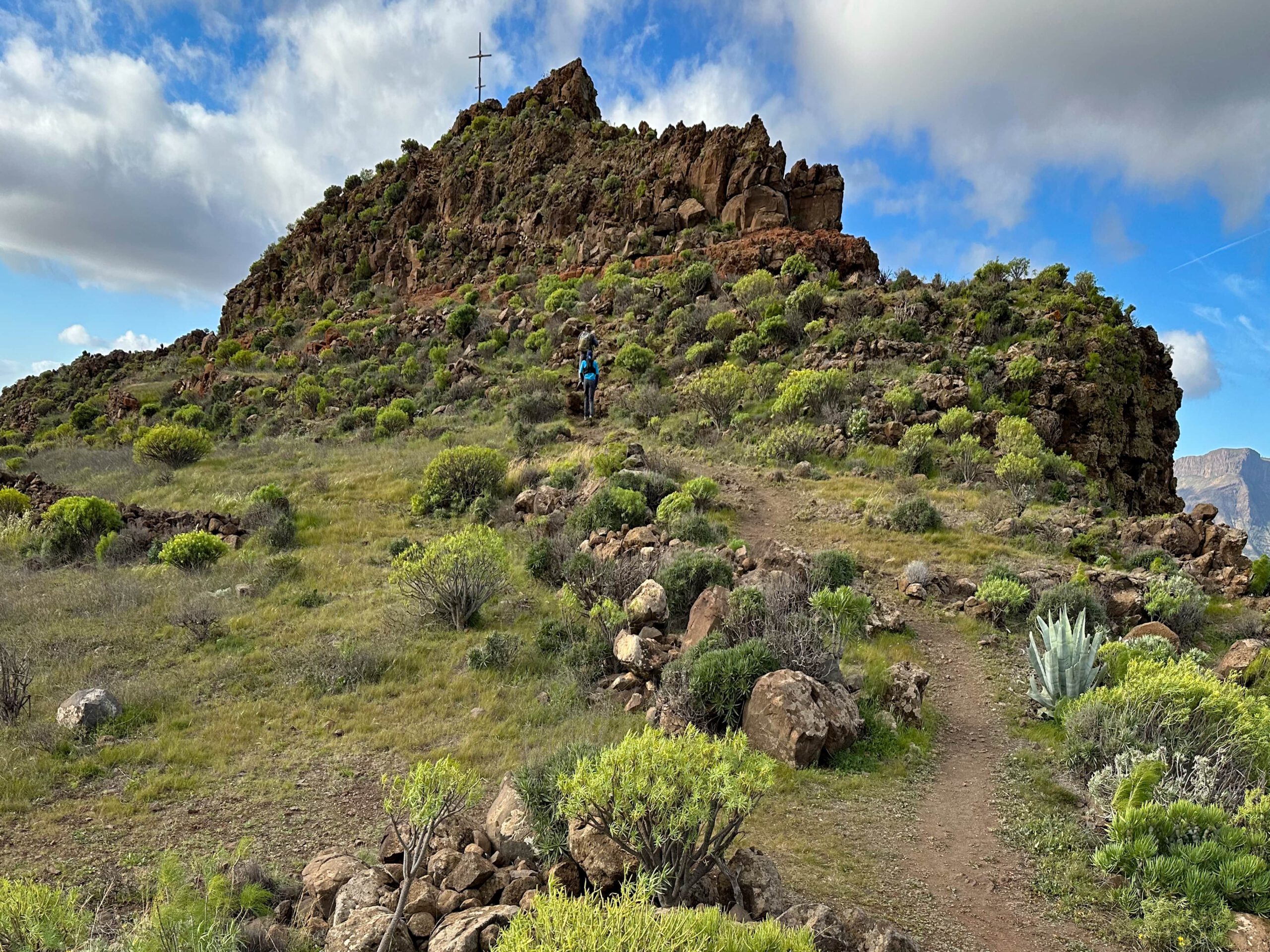 Wanderer auf dem Weg zum Cruz del Siglo über Santa Lucia de Tirajana