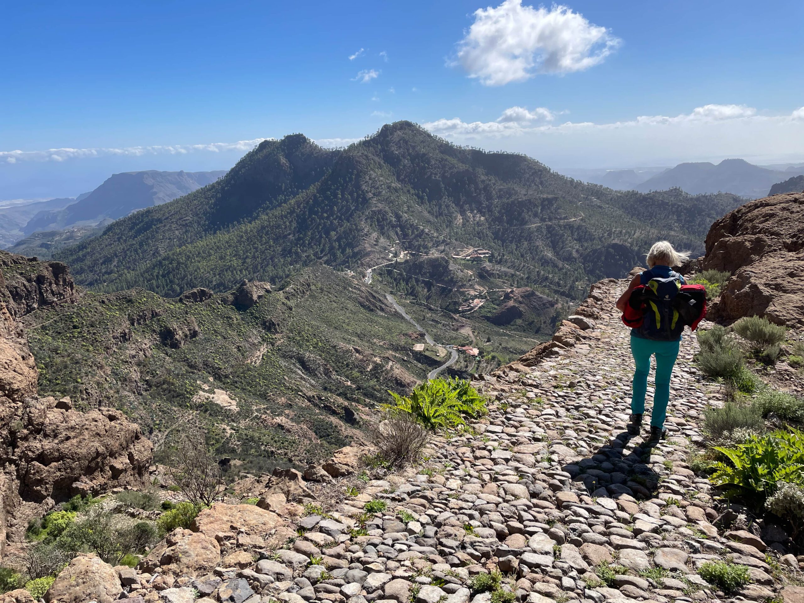 Wanderin auf dem Abstiegsweg über Cruz Grande