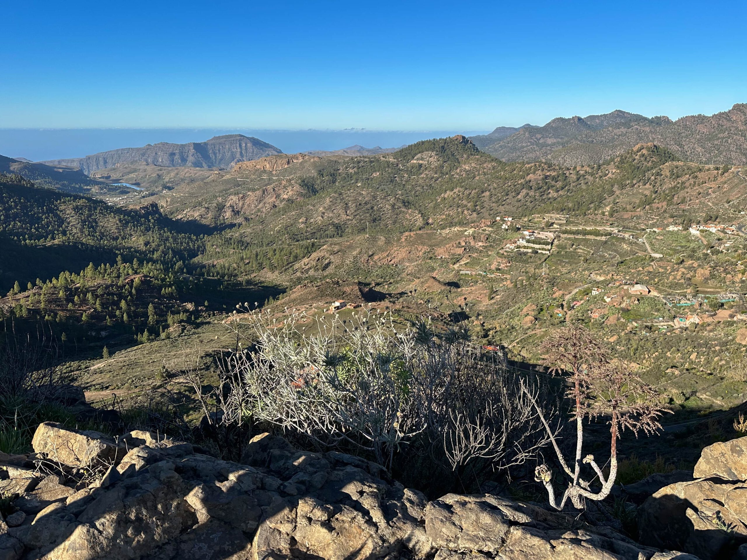 Blick von der Cumbre weit über das Land bis zum Atlantik
