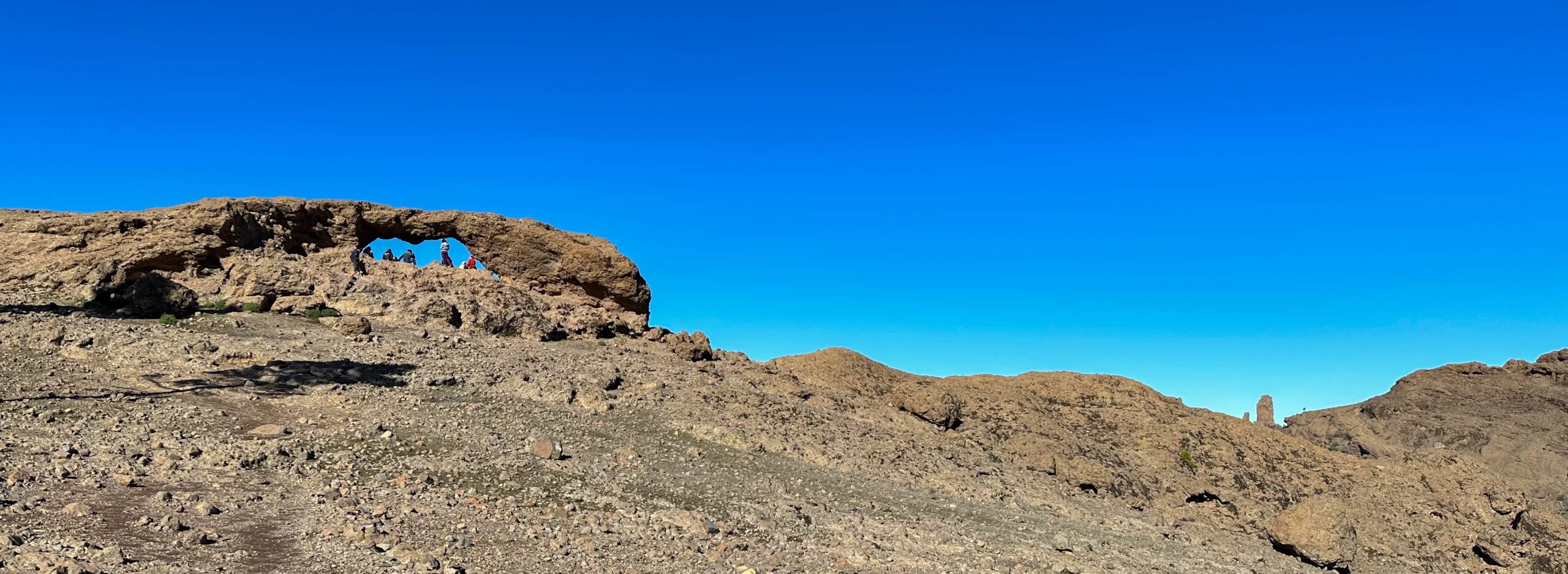 Felsentor mit Blick zum Roque Nublo