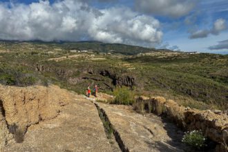 Wanderinnen auf dem Wanderweg oberhalb des Barranco de Herques