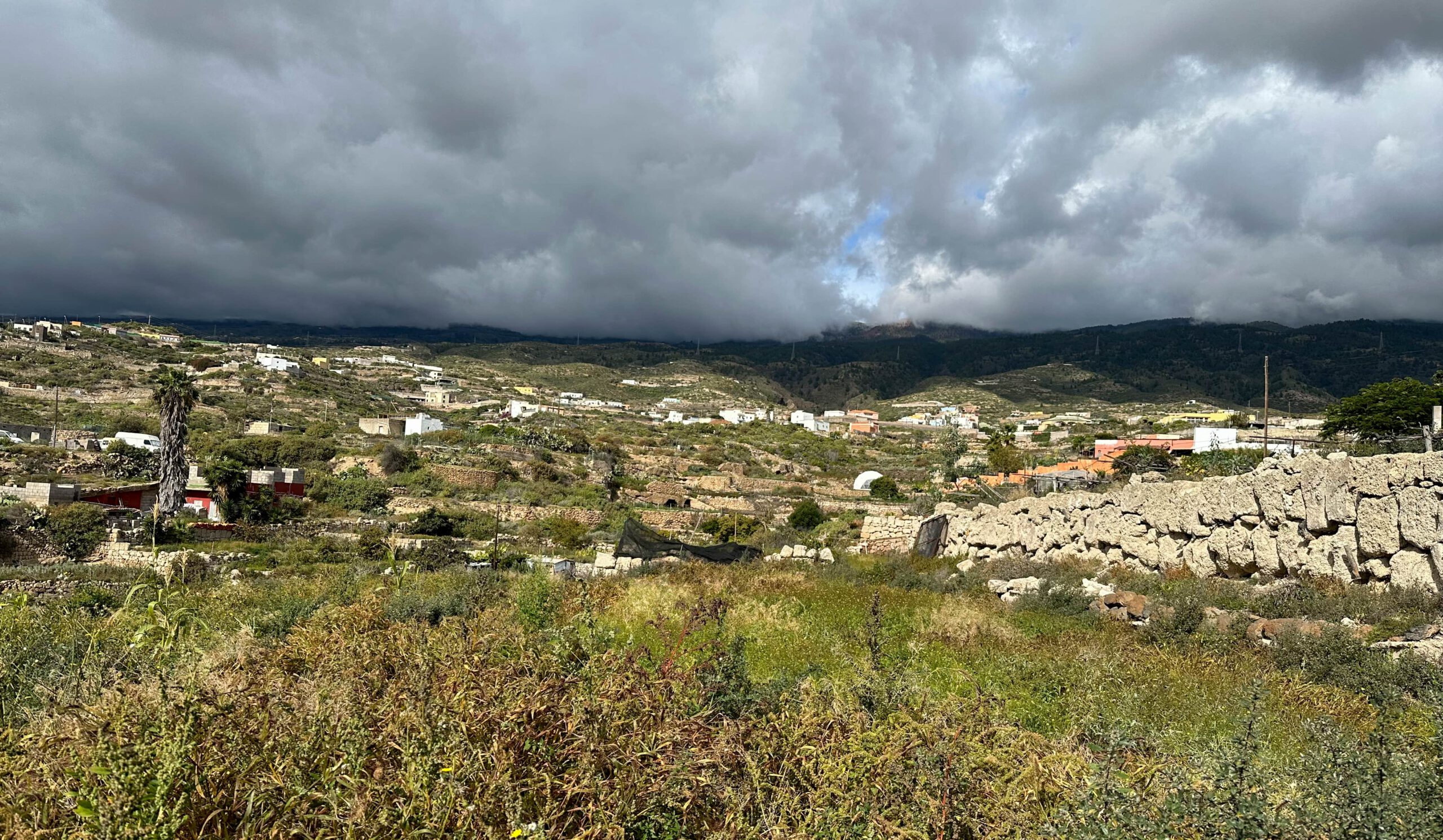 kleine Ortschaften, viel Landschaft und Wolkenspiele über den Cañadas